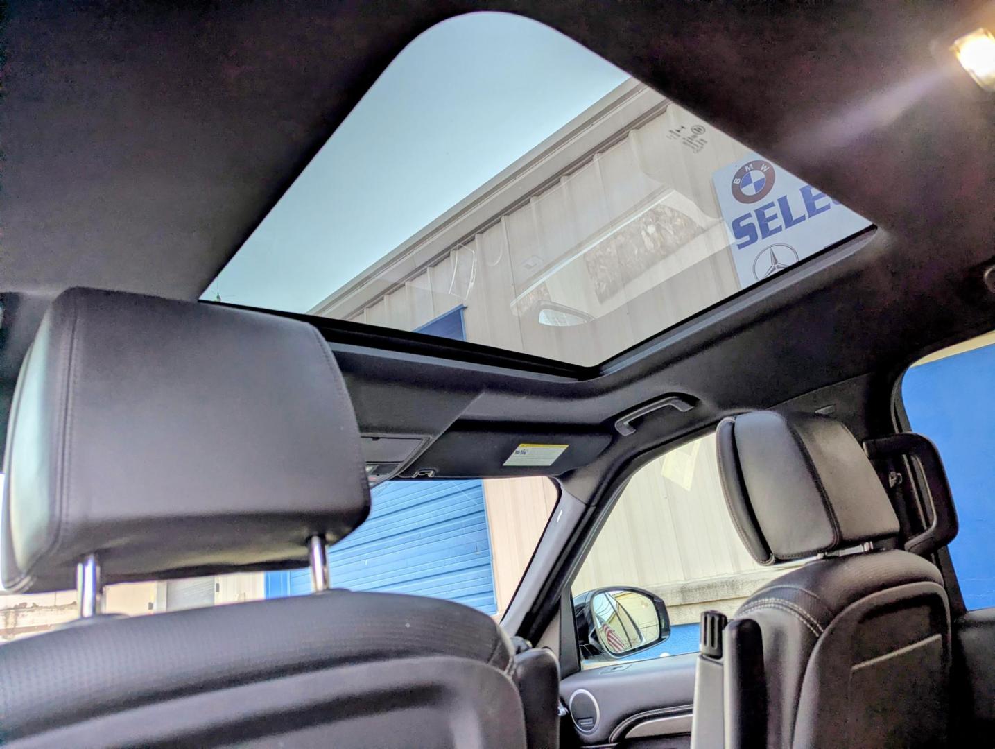 2017 White /Nimbus Windsor leather Land Rover Discovery HSE Luxury (SALRHBBV5HA) with an 3.0L V6 DOHC 24V engine, 8A transmission, located at 603 Amelia Street, Plymouth, MI, 48170, (734) 459-5520, 42.378841, -83.464546 - Photo#6