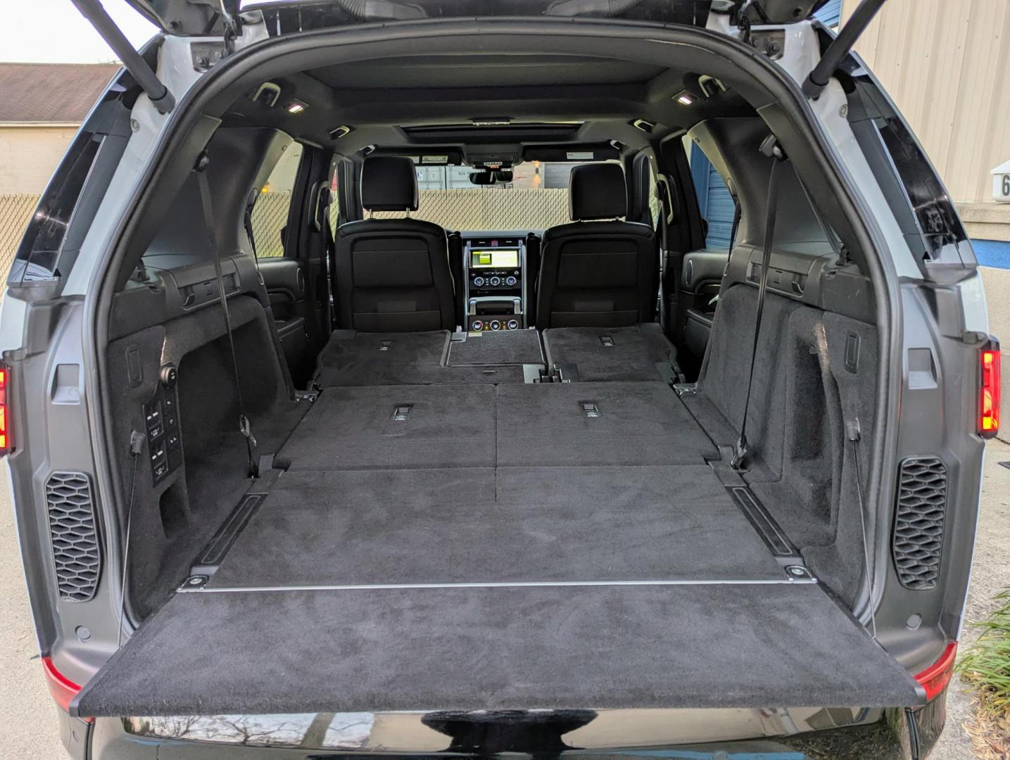 2017 White /Nimbus Windsor leather Land Rover Discovery HSE Luxury (SALRHBBV5HA) with an 3.0L V6 DOHC 24V engine, 8A transmission, located at 603 Amelia Street, Plymouth, MI, 48170, (734) 459-5520, 42.378841, -83.464546 - Photo#7