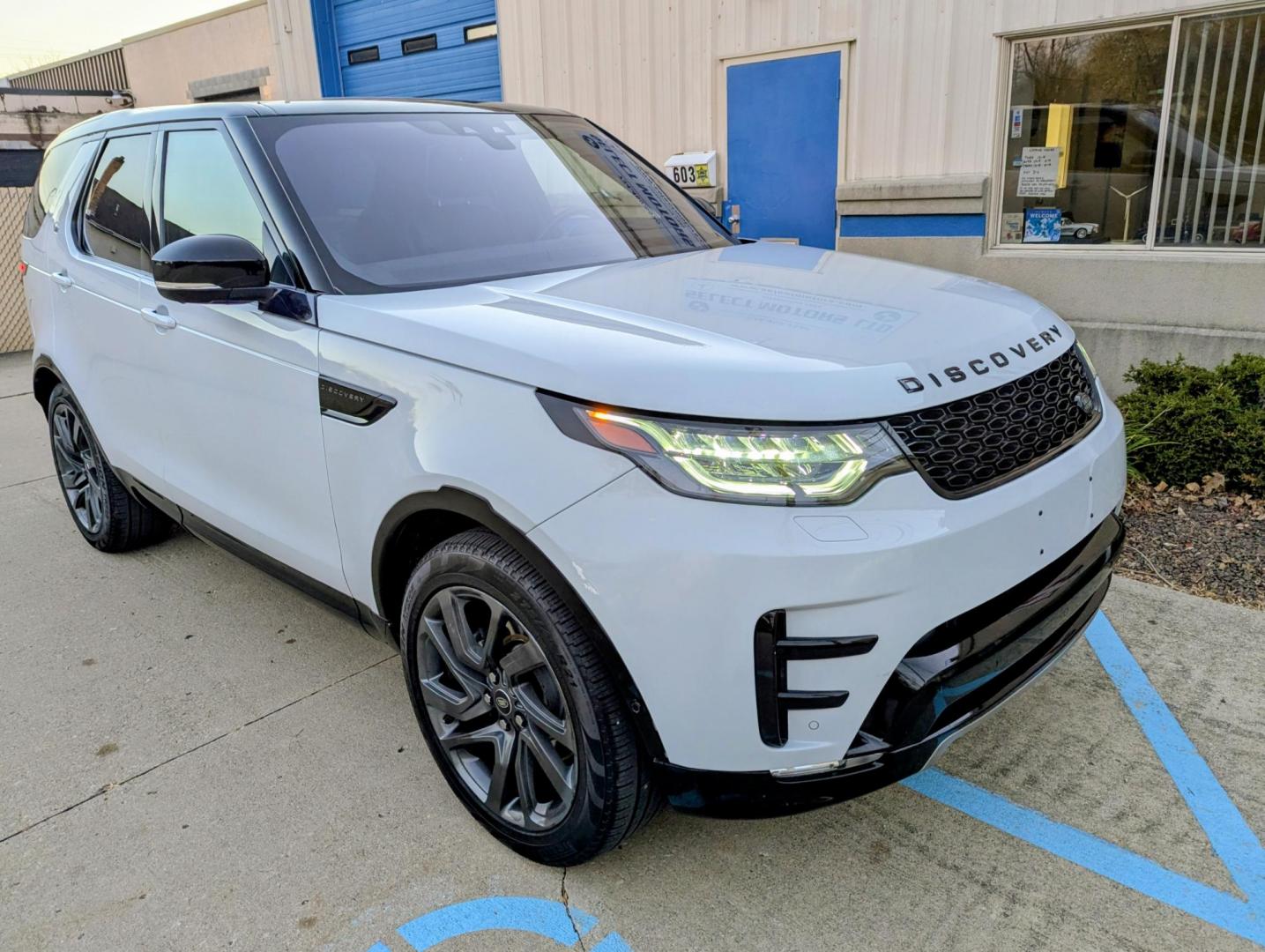 2017 White /Nimbus Windsor leather Land Rover Discovery HSE Luxury (SALRHBBV5HA) with an 3.0L V6 DOHC 24V engine, 8A transmission, located at 603 Amelia Street, Plymouth, MI, 48170, (734) 459-5520, 42.378841, -83.464546 - Photo#12