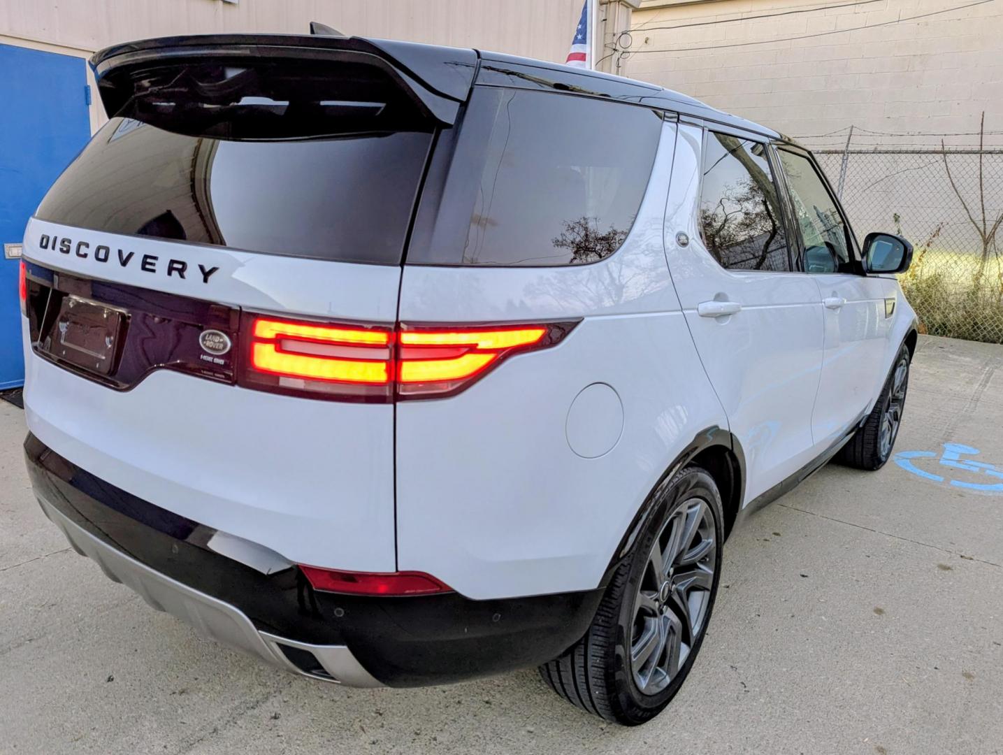 2017 White /Nimbus Windsor leather Land Rover Discovery HSE Luxury (SALRHBBV5HA) with an 3.0L V6 DOHC 24V engine, 8A transmission, located at 603 Amelia Street, Plymouth, MI, 48170, (734) 459-5520, 42.378841, -83.464546 - Photo#13