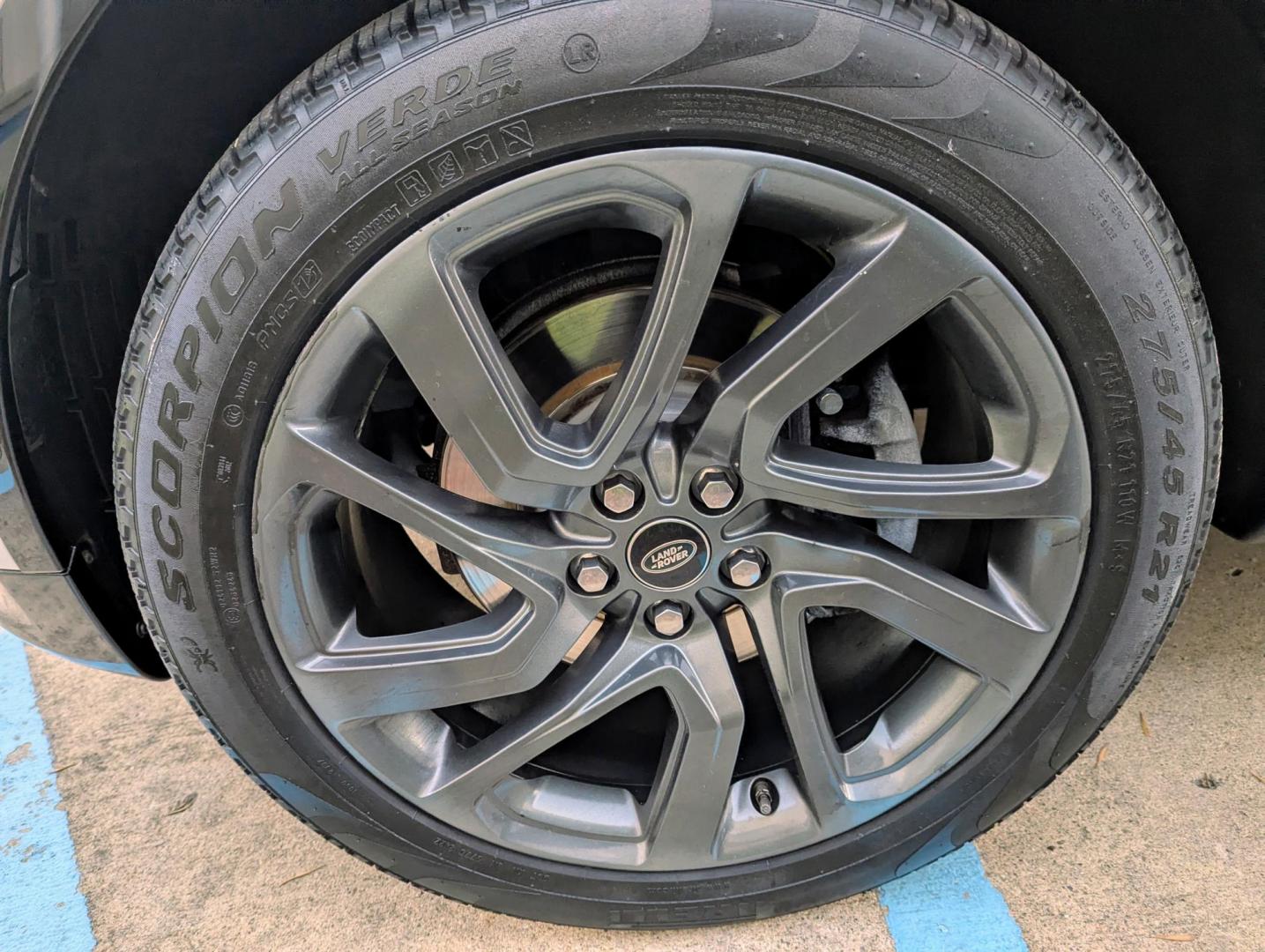 2017 White /Nimbus Windsor leather Land Rover Discovery HSE Luxury (SALRHBBV5HA) with an 3.0L V6 DOHC 24V engine, 8A transmission, located at 603 Amelia Street, Plymouth, MI, 48170, (734) 459-5520, 42.378841, -83.464546 - Photo#15