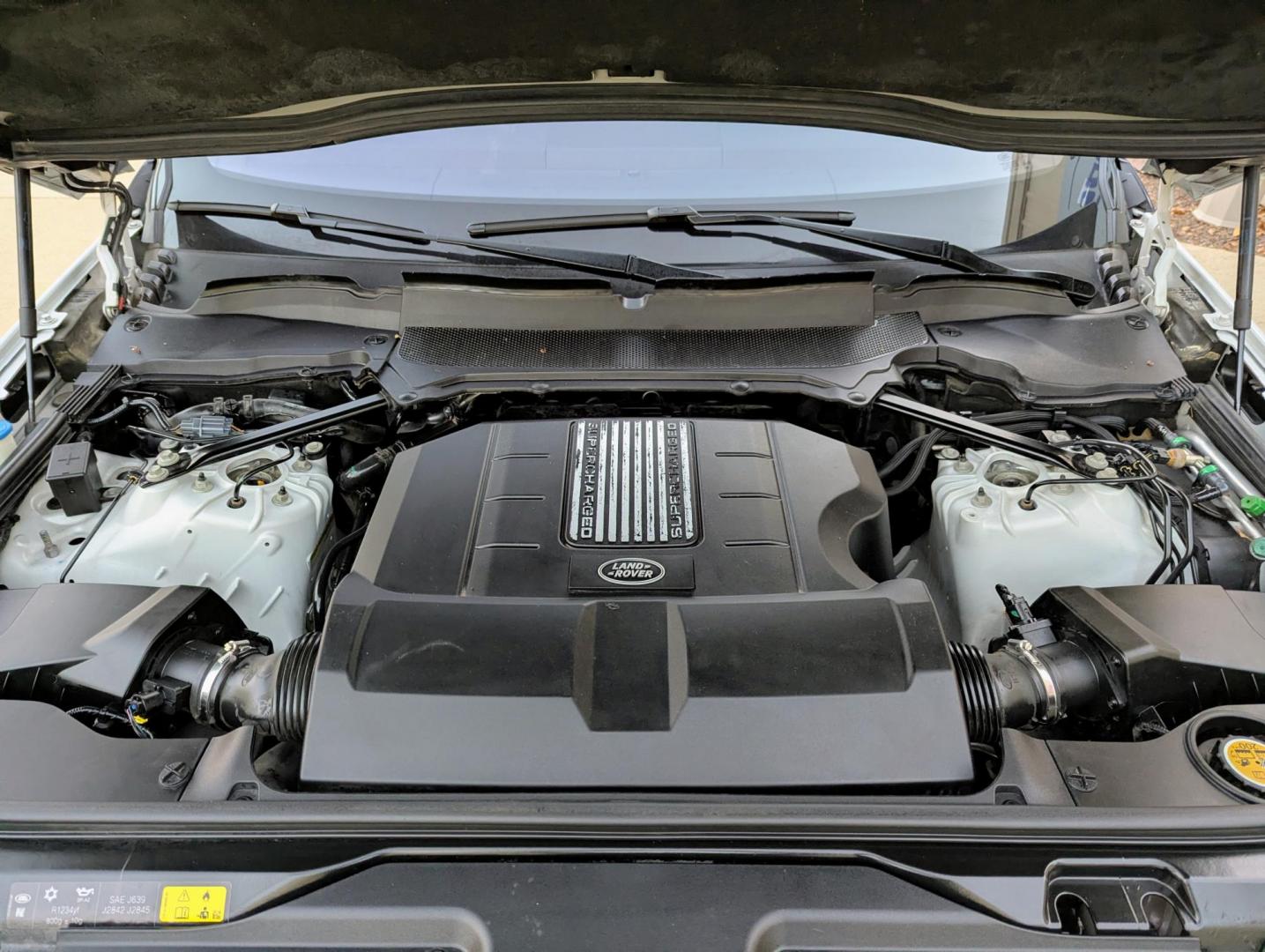 2017 White /Nimbus Windsor leather Land Rover Discovery HSE Luxury (SALRHBBV5HA) with an 3.0L V6 DOHC 24V engine, 8A transmission, located at 603 Amelia Street, Plymouth, MI, 48170, (734) 459-5520, 42.378841, -83.464546 - Photo#17