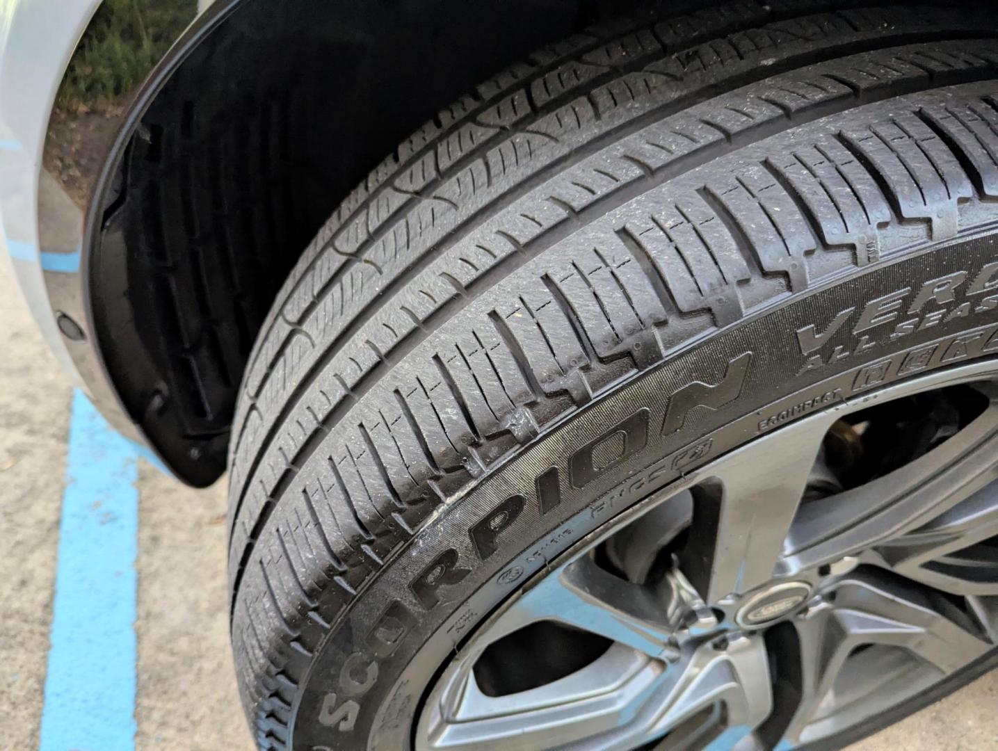 2017 White /Nimbus Windsor leather Land Rover Discovery HSE Luxury (SALRHBBV5HA) with an 3.0L V6 DOHC 24V engine, 8A transmission, located at 603 Amelia Street, Plymouth, MI, 48170, (734) 459-5520, 42.378841, -83.464546 - Photo#16