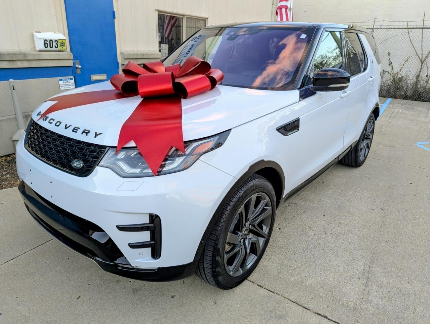 2017 White /Nimbus Windsor leather Land Rover Discovery HSE Luxury (SALRHBBV5HA) with an 3.0L V6 DOHC 24V engine, 8A transmission, located at 603 Amelia Street, Plymouth, MI, 48170, (734) 459-5520, 42.378841, -83.464546 - Photo#19