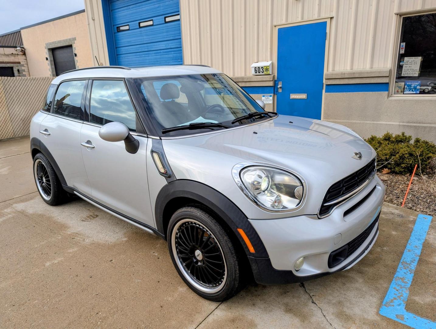 2015 Silver Metallic /Carbon Black Leather Mini Countryman S ALL4 (WMWZC5C59FW) with an 1.6L L4 DOHC 16V TURBO engine, 6-speed Manual transmission, located at 603 Amelia Street, Plymouth, MI, 48170, (734) 459-5520, 42.378841, -83.464546 - Vehicles shown by appointment - Please call ahead - 734-459-5520, text 734-658-4573 or contact us via our web site at: http://www.selectmotors.com for complete Inventory, Photos, Videos and FREE Carfax Reports. 2015 MINI Cooper Countryman "S" ALL4 Sport Package, 156K miles, Manual 6-speed trans, - Photo#3