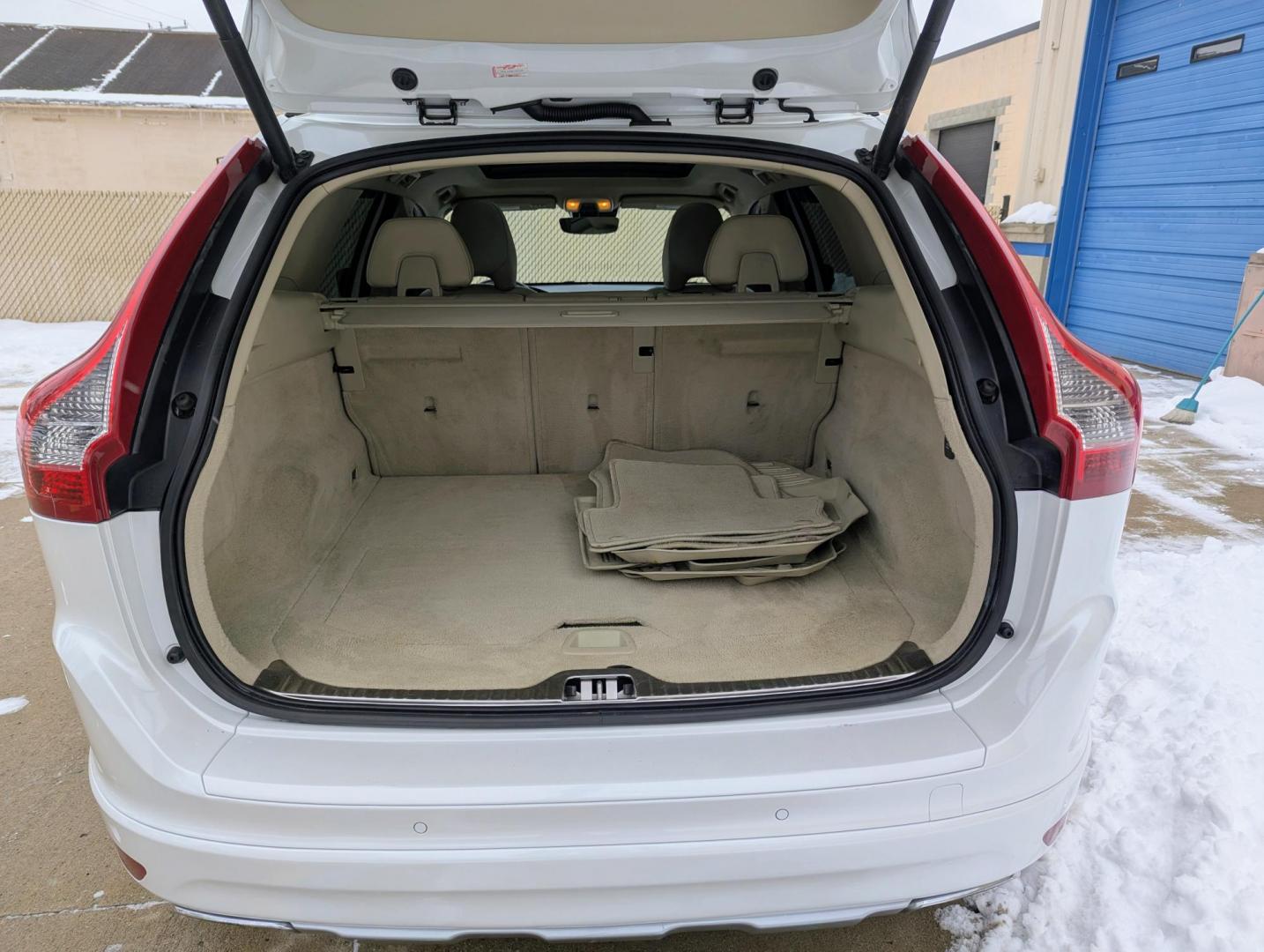 2015 White /Beige Leather Volvo XC60 T6 Premier AWD (YV4902RK4F2) with an 3.0L L6 DOHC 24V TURBO engine, 6-Speed Automatic transmission, located at 603 Amelia Street, Plymouth, MI, 48170, (734) 459-5520, 42.378841, -83.464546 - We will be closed February 18-23, but will answer messages during this time. Re-opening Tuesday, February 24. Vehicles shown by appointment - Please call ahead - 734-459-5520, text 734-658-4573 or contact us via our web site at: http://www.selectmotors.com for complete Inventory, Photos, Videos - Photo#7