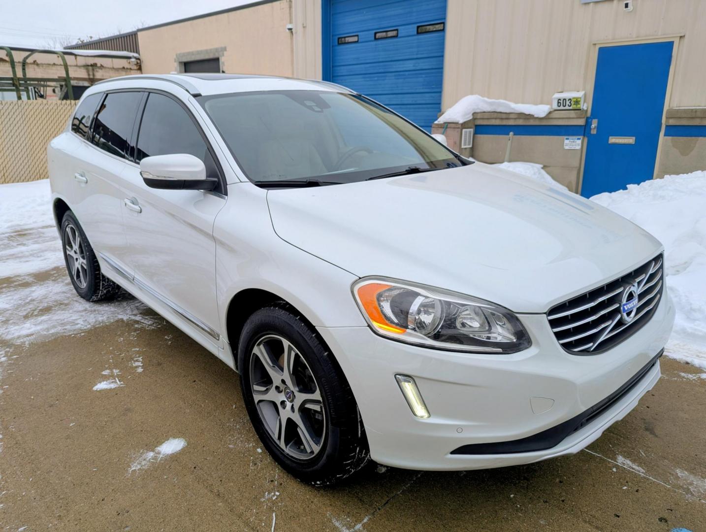 2015 White /Beige Leather Volvo XC60 T6 Premier AWD (YV4902RK4F2) with an 3.0L L6 DOHC 24V TURBO engine, 6-Speed Automatic transmission, located at 603 Amelia Street, Plymouth, MI, 48170, (734) 459-5520, 42.378841, -83.464546 - We will be closed February 18-23, but will answer messages during this time. Re-opening Tuesday, February 24. Vehicles shown by appointment - Please call ahead - 734-459-5520, text 734-658-4573 or contact us via our web site at: http://www.selectmotors.com for complete Inventory, Photos, Videos - Photo#11