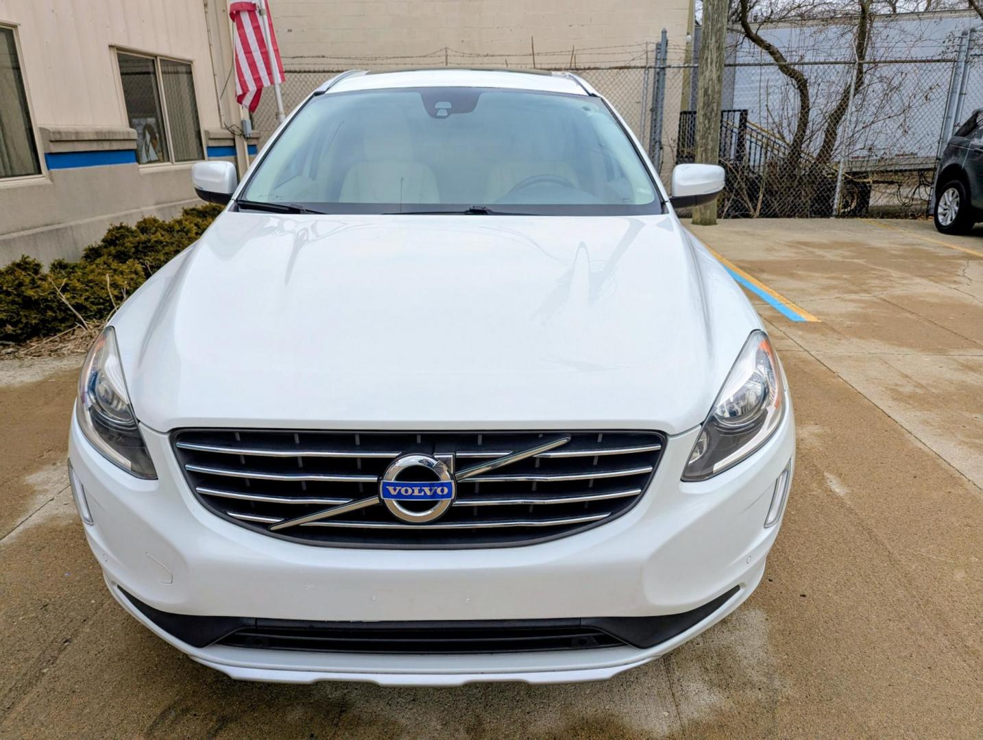 2015 White /Beige Leather Volvo XC60 T6 Premier AWD (YV4902RK4F2) with an 3.0L L6 DOHC 24V TURBO engine, 6-Speed Automatic transmission, located at 603 Amelia Street, Plymouth, MI, 48170, (734) 459-5520, 42.378841, -83.464546 - Vehicles shown by appointment - Please call ahead - 734-459-5520, text 734-658-4573 or contact us via our web site at: http://www.selectmotors.com for complete Inventory, Photos, Videos and FREE Carfax Reports. 2015 Volvo XC60 T6 AWD, Crystal White Pearl with Light Beige leather interior, 101K mi - Photo#1