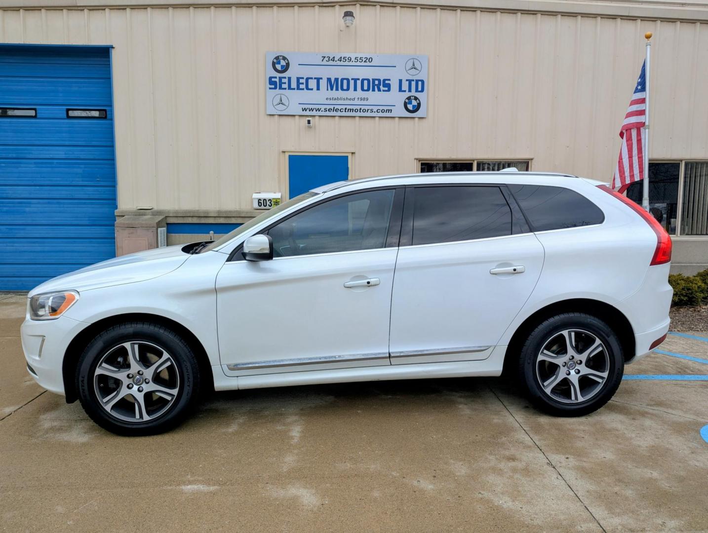 2015 White /Beige Leather Volvo XC60 T6 Premier AWD (YV4902RK4F2) with an 3.0L L6 DOHC 24V TURBO engine, 6-Speed Automatic transmission, located at 603 Amelia Street, Plymouth, MI, 48170, (734) 459-5520, 42.378841, -83.464546 - Vehicles shown by appointment - Please call ahead - 734-459-5520, text 734-658-4573 or contact us via our web site at: http://www.selectmotors.com for complete Inventory, Photos, Videos and FREE Carfax Reports. 2015 Volvo XC60 T6 AWD, Crystal White Pearl with Light Beige leather interior, 101K mi - Photo#2
