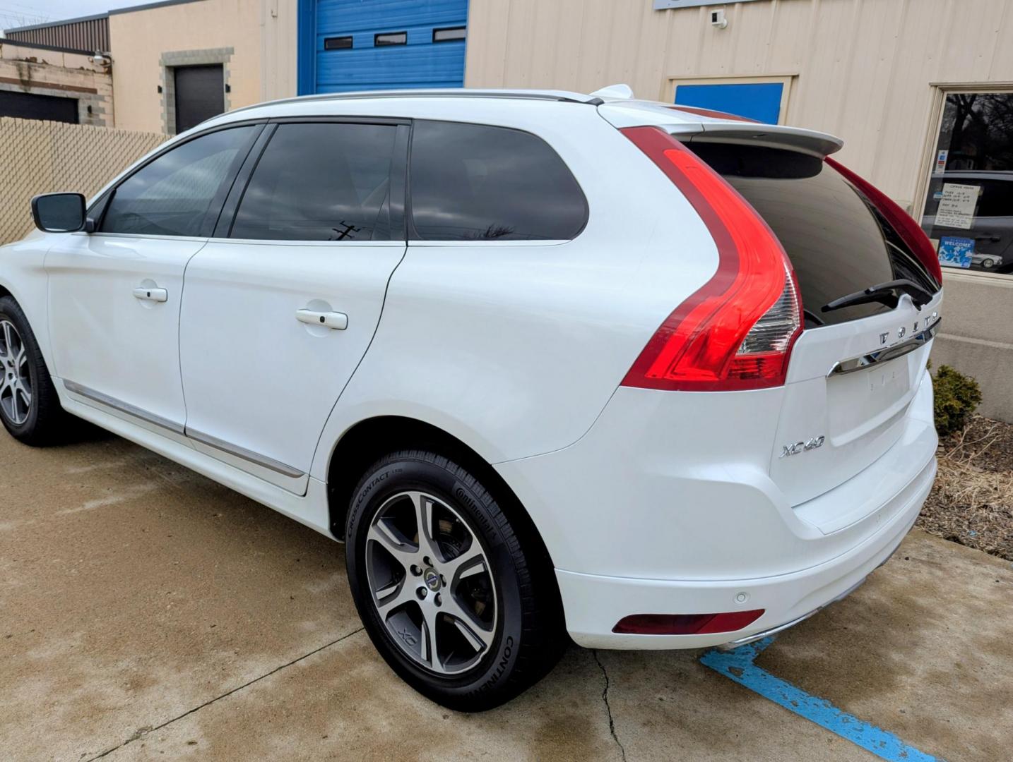 2015 White /Beige Leather Volvo XC60 T6 Premier AWD (YV4902RK4F2) with an 3.0L L6 DOHC 24V TURBO engine, 6-Speed Automatic transmission, located at 603 Amelia Street, Plymouth, MI, 48170, (734) 459-5520, 42.378841, -83.464546 - Vehicles shown by appointment - Please call ahead - 734-459-5520, text 734-658-4573 or contact us via our web site at: http://www.selectmotors.com for complete Inventory, Photos, Videos and FREE Carfax Reports. 2015 Volvo XC60 T6 AWD, Crystal White Pearl with Light Beige leather interior, 101K mi - Photo#3