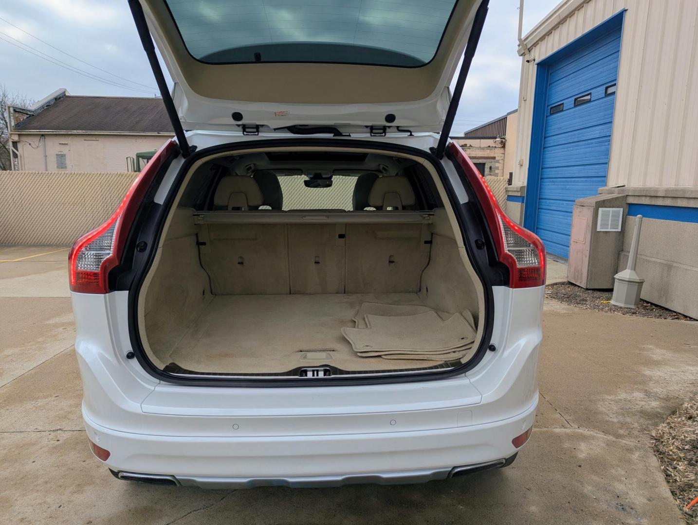2015 White /Beige Leather Volvo XC60 T6 Premier AWD (YV4902RK4F2) with an 3.0L L6 DOHC 24V TURBO engine, 6-Speed Automatic transmission, located at 603 Amelia Street, Plymouth, MI, 48170, (734) 459-5520, 42.378841, -83.464546 - Vehicles shown by appointment - Please call ahead - 734-459-5520, text 734-658-4573 or contact us via our web site at: http://www.selectmotors.com for complete Inventory, Photos, Videos and FREE Carfax Reports. 2015 Volvo XC60 T6 AWD, Crystal White Pearl with Light Beige leather interior, 101K mi - Photo#9