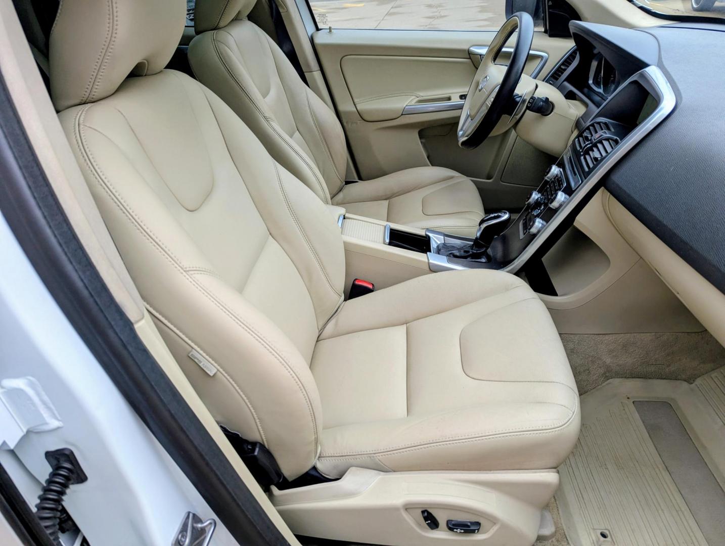 2015 White /Beige Leather Volvo XC60 T6 Premier AWD (YV4902RK4F2) with an 3.0L L6 DOHC 24V TURBO engine, 6-Speed Automatic transmission, located at 603 Amelia Street, Plymouth, MI, 48170, (734) 459-5520, 42.378841, -83.464546 - Vehicles shown by appointment - Please call ahead - 734-459-5520, text 734-658-4573 or contact us via our web site at: http://www.selectmotors.com for complete Inventory, Photos, Videos and FREE Carfax Reports. 2015 Volvo XC60 T6 AWD, Crystal White Pearl with Light Beige leather interior, 101K mi - Photo#12