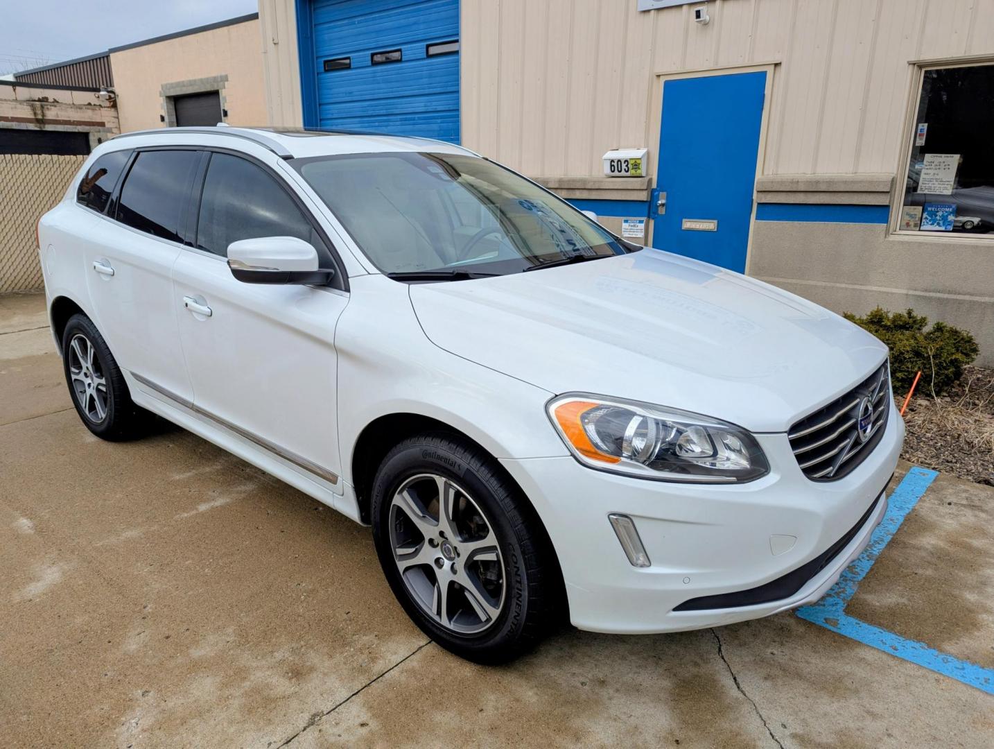 2015 White /Beige Leather Volvo XC60 T6 Premier AWD (YV4902RK4F2) with an 3.0L L6 DOHC 24V TURBO engine, 6-Speed Automatic transmission, located at 603 Amelia Street, Plymouth, MI, 48170, (734) 459-5520, 42.378841, -83.464546 - Vehicles shown by appointment - Please call ahead - 734-459-5520, text 734-658-4573 or contact us via our web site at: http://www.selectmotors.com for complete Inventory, Photos, Videos and FREE Carfax Reports. 2015 Volvo XC60 T6 AWD, Crystal White Pearl with Light Beige leather interior, 101K mi - Photo#4