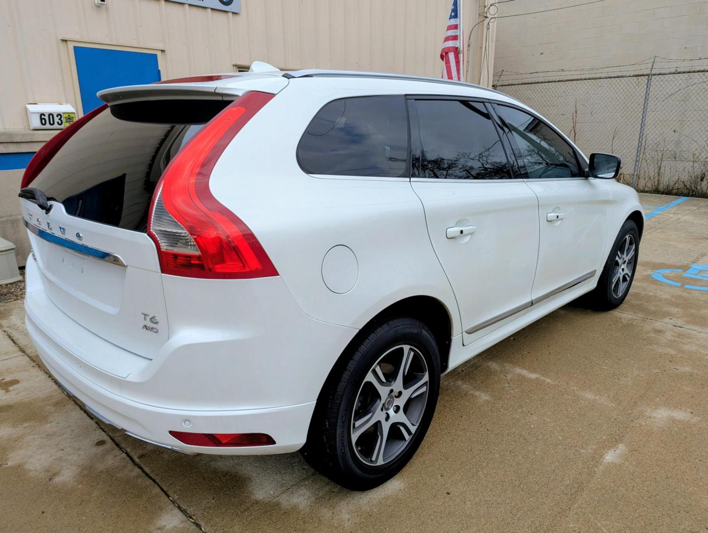 2015 White /Beige Leather Volvo XC60 T6 Premier AWD (YV4902RK4F2) with an 3.0L L6 DOHC 24V TURBO engine, 6-Speed Automatic transmission, located at 603 Amelia Street, Plymouth, MI, 48170, (734) 459-5520, 42.378841, -83.464546 - Vehicles shown by appointment - Please call ahead - 734-459-5520, text 734-658-4573 or contact us via our web site at: http://www.selectmotors.com for complete Inventory, Photos, Videos and FREE Carfax Reports. 2015 Volvo XC60 T6 AWD, Crystal White Pearl with Light Beige leather interior, 101K mi - Photo#17