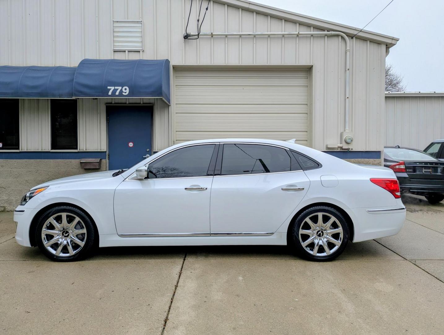 2013 White /Cashmere Hyundai Equus Signature (KMHGH4JH5DU) with an 5.0L V8 DOHC 32V engine, 6-Speed Automatic transmission, located at 603 Amelia Street, Plymouth, MI, 48170, (734) 459-5520, 42.378841, -83.464546 - Vehicles shown by appointment - Please call ahead - 734-459-5520, text 734-658-4573 or contact us via our web site at: http://www.selectmotors.com for complete Inventory, Photos, Videos and FREE Carfax Reports. 2013 Hyundai Equus Signature Edition, White Satin Pearl with Cashmere interior, 100K m - Photo#1