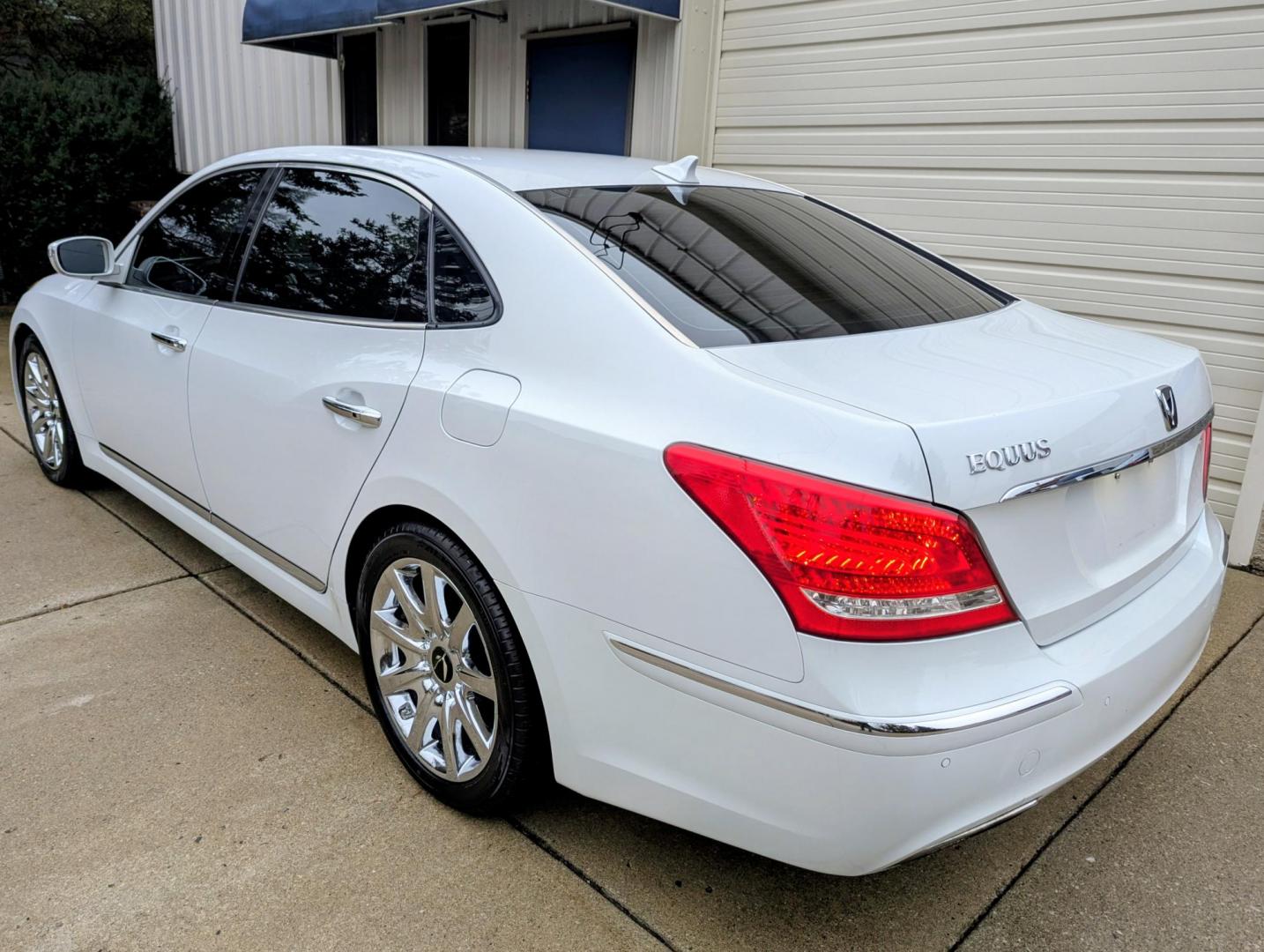 2013 White /Cashmere Hyundai Equus Signature (KMHGH4JH5DU) with an 5.0L V8 DOHC 32V engine, 6-Speed Automatic transmission, located at 603 Amelia Street, Plymouth, MI, 48170, (734) 459-5520, 42.378841, -83.464546 - Vehicles shown by appointment - Please call ahead - 734-459-5520, text 734-658-4573 or contact us via our web site at: http://www.selectmotors.com for complete Inventory, Photos, Videos and FREE Carfax Reports. 2013 Hyundai Equus Signature Edition, White Satin Pearl with Cashmere interior, 100K m - Photo#2