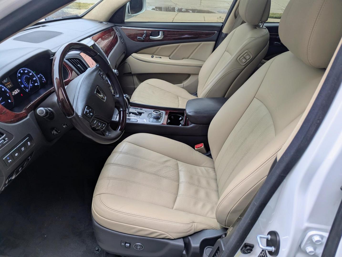 2013 White /Cashmere Hyundai Equus Signature (KMHGH4JH5DU) with an 5.0L V8 DOHC 32V engine, 6-Speed Automatic transmission, located at 603 Amelia Street, Plymouth, MI, 48170, (734) 459-5520, 42.378841, -83.464546 - Vehicles shown by appointment - Please call ahead - 734-459-5520, text 734-658-4573 or contact us via our web site at: http://www.selectmotors.com for complete Inventory, Photos, Videos and FREE Carfax Reports. 2013 Hyundai Equus Signature Edition, White Satin Pearl with Cashmere interior, 100K m - Photo#4