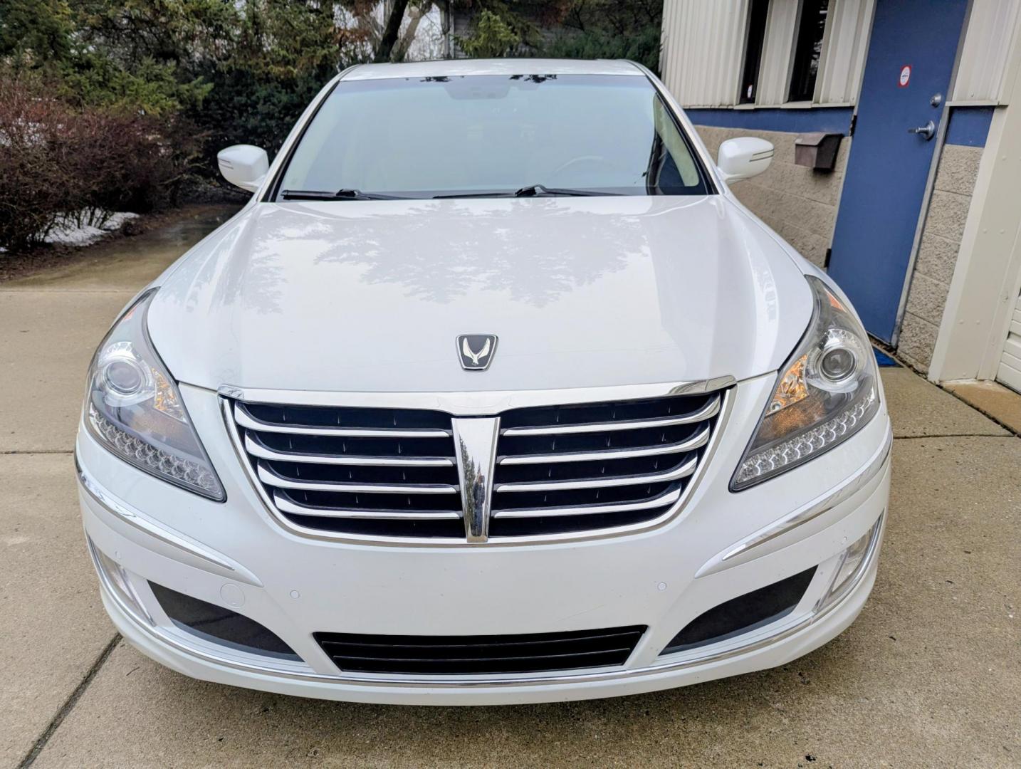 2013 White /Cashmere Hyundai Equus Signature (KMHGH4JH5DU) with an 5.0L V8 DOHC 32V engine, 6-Speed Automatic transmission, located at 603 Amelia Street, Plymouth, MI, 48170, (734) 459-5520, 42.378841, -83.464546 - Vehicles shown by appointment - Please call ahead - 734-459-5520, text 734-658-4573 or contact us via our web site at: http://www.selectmotors.com for complete Inventory, Photos, Videos and FREE Carfax Reports. 2013 Hyundai Equus Signature Edition, White Satin Pearl with Cashmere interior, 100K m - Photo#3