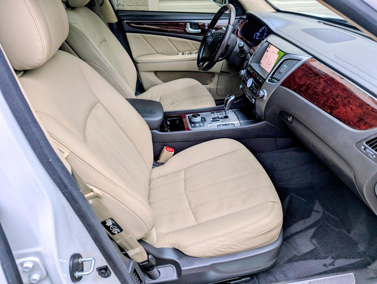 2013 White /Cashmere Hyundai Equus Signature (KMHGH4JH5DU) with an 5.0L V8 DOHC 32V engine, 6-Speed Automatic transmission, located at 603 Amelia Street, Plymouth, MI, 48170, (734) 459-5520, 42.378841, -83.464546 - Vehicles shown by appointment - Please call ahead - 734-459-5520, text 734-658-4573 or contact us via our web site at: http://www.selectmotors.com for complete Inventory, Photos, Videos and FREE Carfax Reports. 2013 Hyundai Equus Signature Edition, White Satin Pearl with Cashmere interior, 100K m - Photo#8