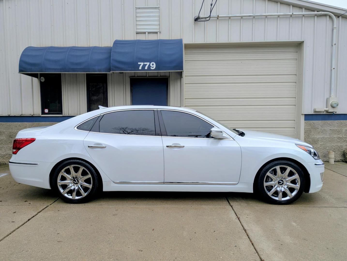 2013 White /Cashmere Hyundai Equus Signature (KMHGH4JH5DU) with an 5.0L V8 DOHC 32V engine, 6-Speed Automatic transmission, located at 603 Amelia Street, Plymouth, MI, 48170, (734) 459-5520, 42.378841, -83.464546 - Vehicles shown by appointment - Please call ahead - 734-459-5520, text 734-658-4573 or contact us via our web site at: http://www.selectmotors.com for complete Inventory, Photos, Videos and FREE Carfax Reports. 2013 Hyundai Equus Signature Edition, White Satin Pearl with Cashmere interior, 100K m - Photo#11