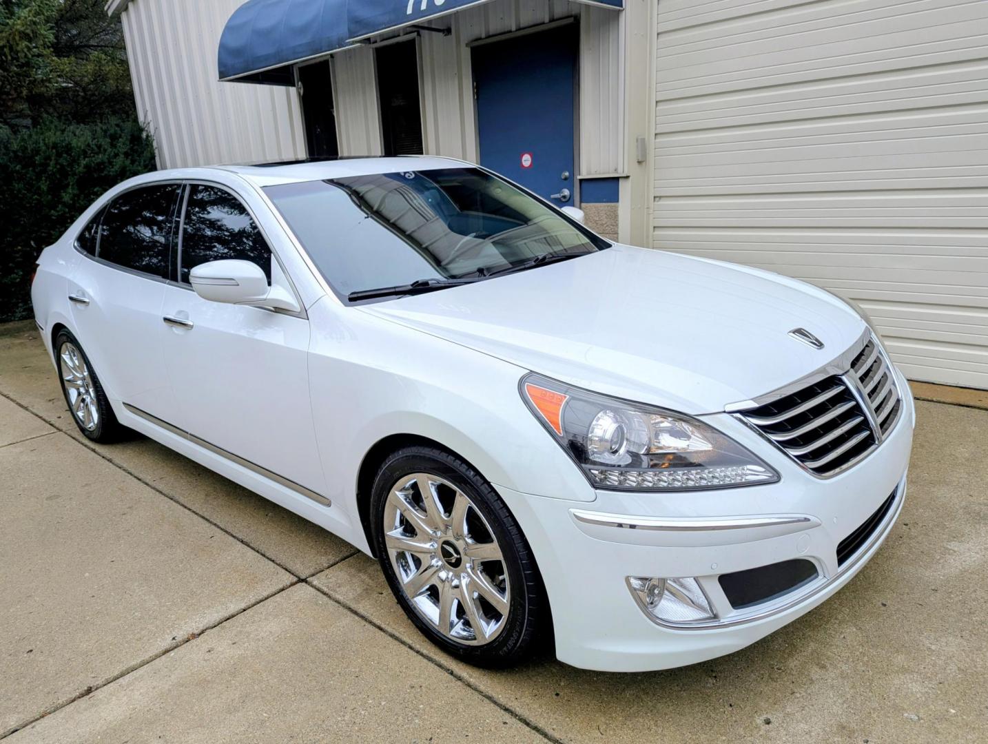 2013 White /Cashmere Hyundai Equus Signature (KMHGH4JH5DU) with an 5.0L V8 DOHC 32V engine, 6-Speed Automatic transmission, located at 603 Amelia Street, Plymouth, MI, 48170, (734) 459-5520, 42.378841, -83.464546 - Vehicles shown by appointment - Please call ahead - 734-459-5520, text 734-658-4573 or contact us via our web site at: http://www.selectmotors.com for complete Inventory, Photos, Videos and FREE Carfax Reports. 2013 Hyundai Equus Signature Edition, White Satin Pearl with Cashmere interior, 100K m - Photo#10
