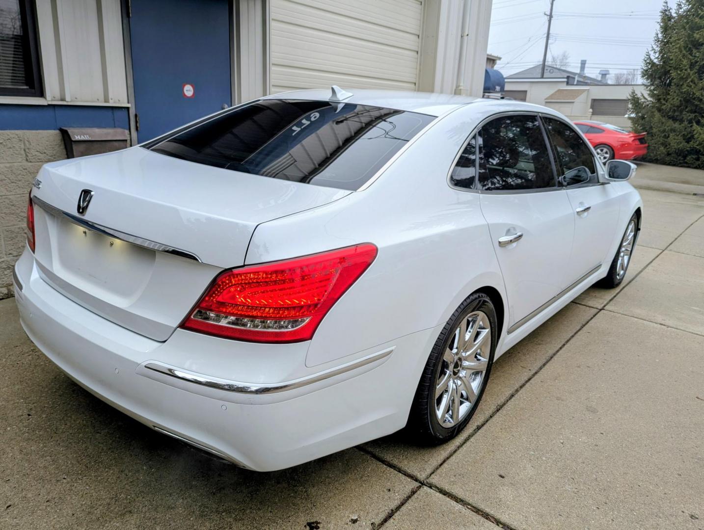 2013 White /Cashmere Hyundai Equus Signature (KMHGH4JH5DU) with an 5.0L V8 DOHC 32V engine, 6-Speed Automatic transmission, located at 603 Amelia Street, Plymouth, MI, 48170, (734) 459-5520, 42.378841, -83.464546 - Vehicles shown by appointment - Please call ahead - 734-459-5520, text 734-658-4573 or contact us via our web site at: http://www.selectmotors.com for complete Inventory, Photos, Videos and FREE Carfax Reports. 2013 Hyundai Equus Signature Edition, White Satin Pearl with Cashmere interior, 100K m - Photo#12