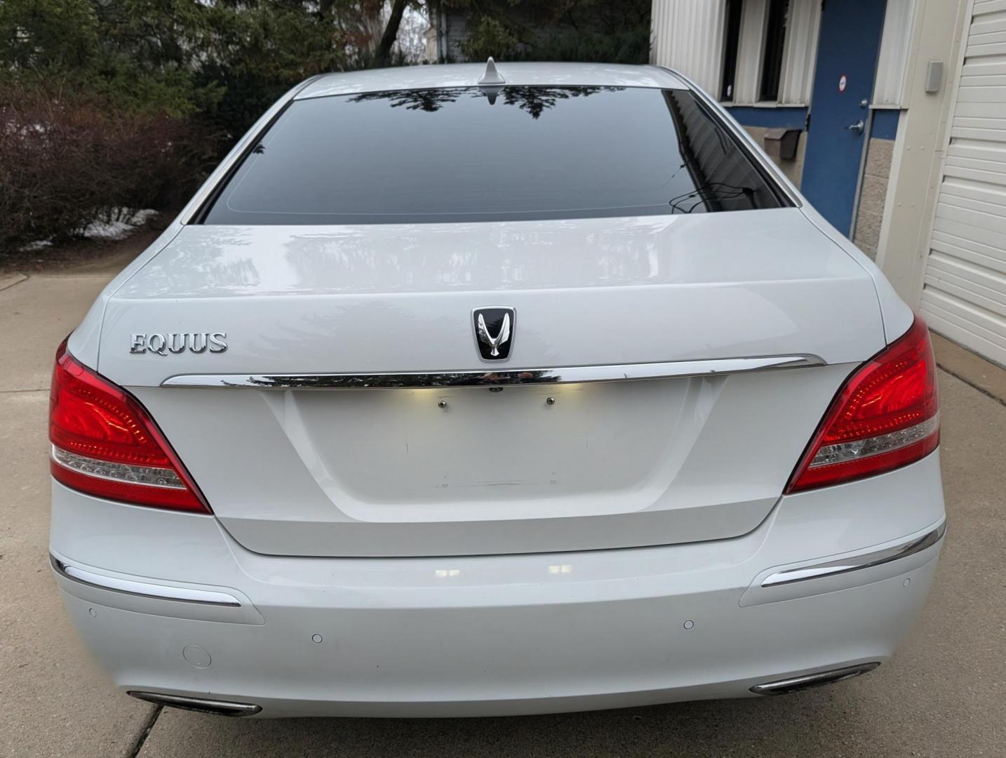 2013 White /Cashmere Hyundai Equus Signature (KMHGH4JH5DU) with an 5.0L V8 DOHC 32V engine, 6-Speed Automatic transmission, located at 603 Amelia Street, Plymouth, MI, 48170, (734) 459-5520, 42.378841, -83.464546 - Vehicles shown by appointment - Please call ahead - 734-459-5520, text 734-658-4573 or contact us via our web site at: http://www.selectmotors.com for complete Inventory, Photos, Videos and FREE Carfax Reports. 2013 Hyundai Equus Signature Edition, White Satin Pearl with Cashmere interior, 100K m - Photo#13