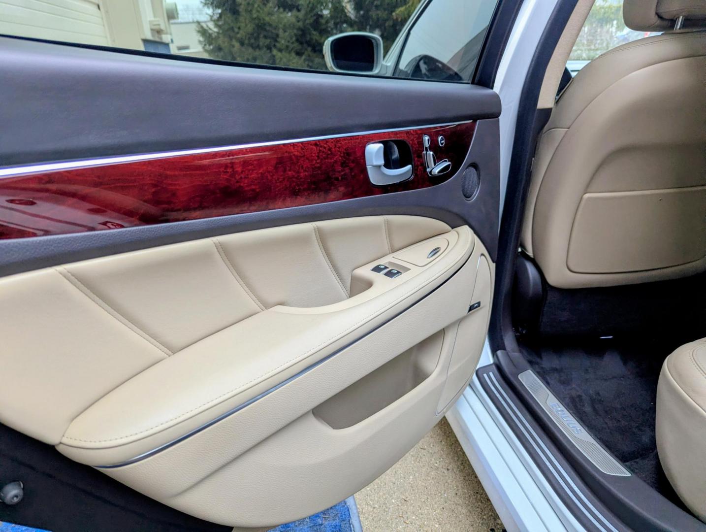 2013 White /Cashmere Hyundai Equus Signature (KMHGH4JH5DU) with an 5.0L V8 DOHC 32V engine, 6-Speed Automatic transmission, located at 603 Amelia Street, Plymouth, MI, 48170, (734) 459-5520, 42.378841, -83.464546 - Vehicles shown by appointment - Please call ahead - 734-459-5520, text 734-658-4573 or contact us via our web site at: http://www.selectmotors.com for complete Inventory, Photos, Videos and FREE Carfax Reports. 2013 Hyundai Equus Signature Edition, White Satin Pearl with Cashmere interior, 100K m - Photo#17