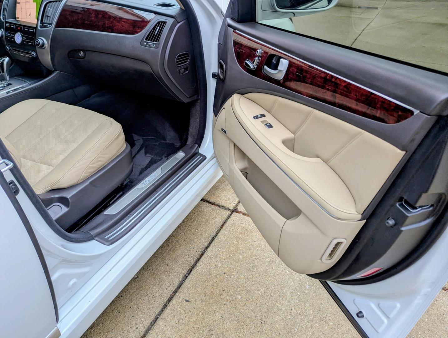 2013 White /Cashmere Hyundai Equus Signature (KMHGH4JH5DU) with an 5.0L V8 DOHC 32V engine, 6-Speed Automatic transmission, located at 603 Amelia Street, Plymouth, MI, 48170, (734) 459-5520, 42.378841, -83.464546 - Vehicles shown by appointment - Please call ahead - 734-459-5520, text 734-658-4573 or contact us via our web site at: http://www.selectmotors.com for complete Inventory, Photos, Videos and FREE Carfax Reports. 2013 Hyundai Equus Signature Edition, White Satin Pearl with Cashmere interior, 100K m - Photo#19