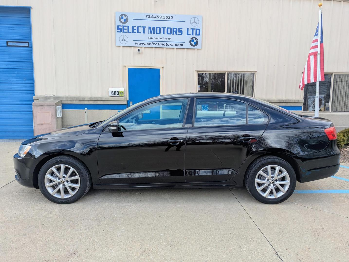 2011 Black /Black Volkswagen Jetta SE (3VWDX7AJ1BM) with an 2.5L L5 DOHC 20V engine, Automatic transmission, located at 603 Amelia Street, Plymouth, MI, 48170, (734) 459-5520, 42.378841, -83.464546 - Vehicles shown by appointment - Please call ahead - 734-459-5520, text 734-658-4573 or contact us via our web site at: http://www.selectmotors.com for complete Inventory, Photos, Videos and FREE Carfax Reports. Clean, Reliable, & Ready to Drive: 2011 VW Jetta SE 2.5 Looking for a car that bala - Photo#2