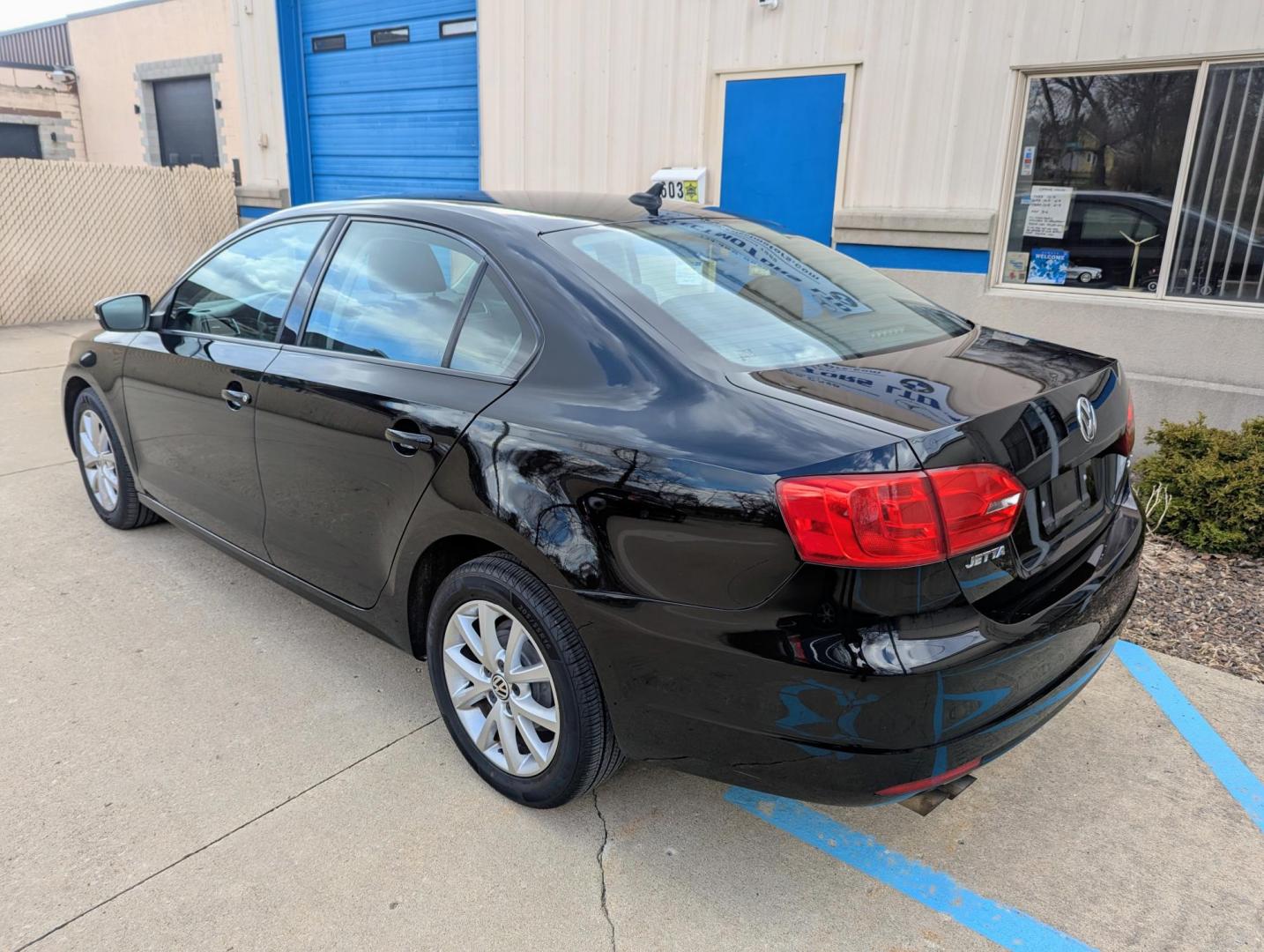 2011 Black /Black Volkswagen Jetta SE (3VWDX7AJ1BM) with an 2.5L L5 DOHC 20V engine, Automatic transmission, located at 603 Amelia Street, Plymouth, MI, 48170, (734) 459-5520, 42.378841, -83.464546 - Vehicles shown by appointment - Please call ahead - 734-459-5520, text 734-658-4573 or contact us via our web site at: http://www.selectmotors.com for complete Inventory, Photos, Videos and FREE Carfax Reports. Clean, Reliable, & Ready to Drive: 2011 VW Jetta SE 2.5 Looking for a car that bala - Photo#3