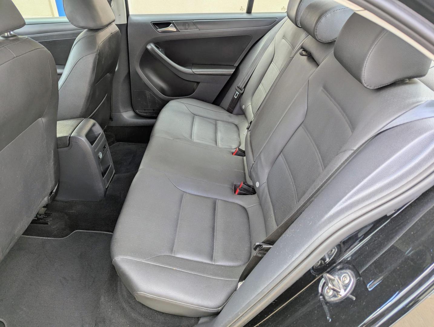 2011 Black /Black Volkswagen Jetta SE (3VWDX7AJ1BM) with an 2.5L L5 DOHC 20V engine, Automatic transmission, located at 603 Amelia Street, Plymouth, MI, 48170, (734) 459-5520, 42.378841, -83.464546 - Vehicles shown by appointment - Please call ahead - 734-459-5520, text 734-658-4573 or contact us via our web site at: http://www.selectmotors.com for complete Inventory, Photos, Videos and FREE Carfax Reports. Clean, Reliable, & Ready to Drive: 2011 VW Jetta SE 2.5 Looking for a car that bala - Photo#6