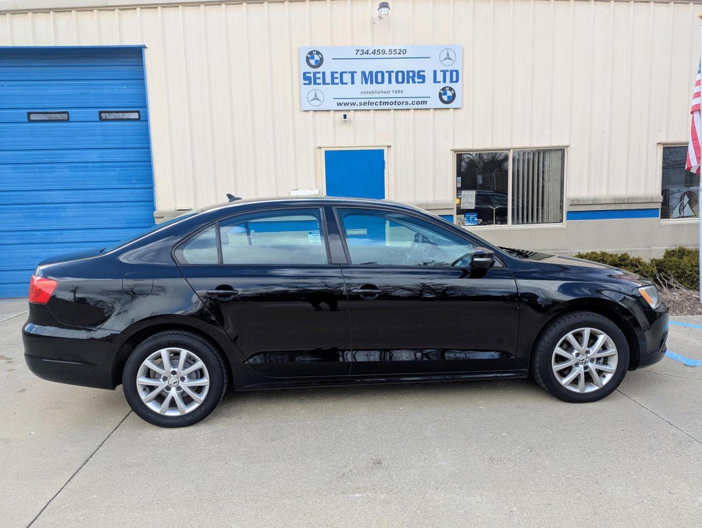 2011 Black /Black Volkswagen Jetta SE (3VWDX7AJ1BM) with an 2.5L L5 DOHC 20V engine, Automatic transmission, located at 603 Amelia Street, Plymouth, MI, 48170, (734) 459-5520, 42.378841, -83.464546 - Vehicles shown by appointment - Please call ahead - 734-459-5520, text 734-658-4573 or contact us via our web site at: http://www.selectmotors.com for complete Inventory, Photos, Videos and FREE Carfax Reports. Clean, Reliable, & Ready to Drive: 2011 VW Jetta SE 2.5 Looking for a car that bala - Photo#12