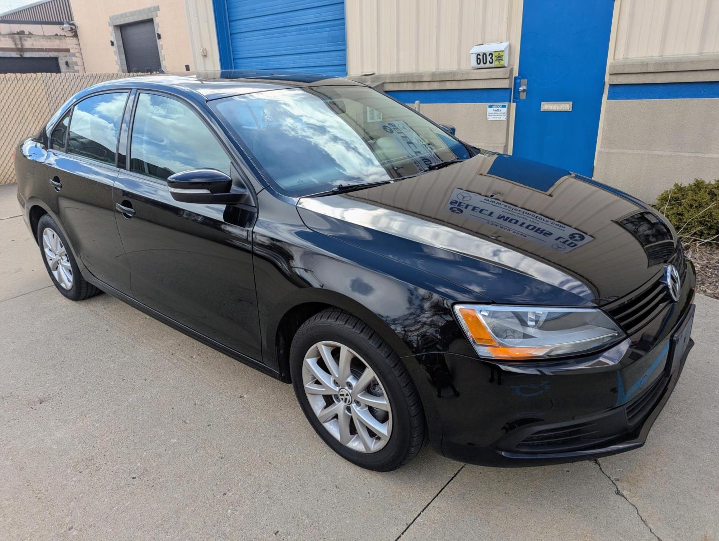 2011 Black /Black Volkswagen Jetta SE (3VWDX7AJ1BM) with an 2.5L L5 DOHC 20V engine, Automatic transmission, located at 603 Amelia Street, Plymouth, MI, 48170, (734) 459-5520, 42.378841, -83.464546 - Vehicles shown by appointment - Please call ahead - 734-459-5520, text 734-658-4573 or contact us via our web site at: http://www.selectmotors.com for complete Inventory, Photos, Videos and FREE Carfax Reports. Clean, Reliable, & Ready to Drive: 2011 VW Jetta SE 2.5 Looking for a car that bala - Photo#11