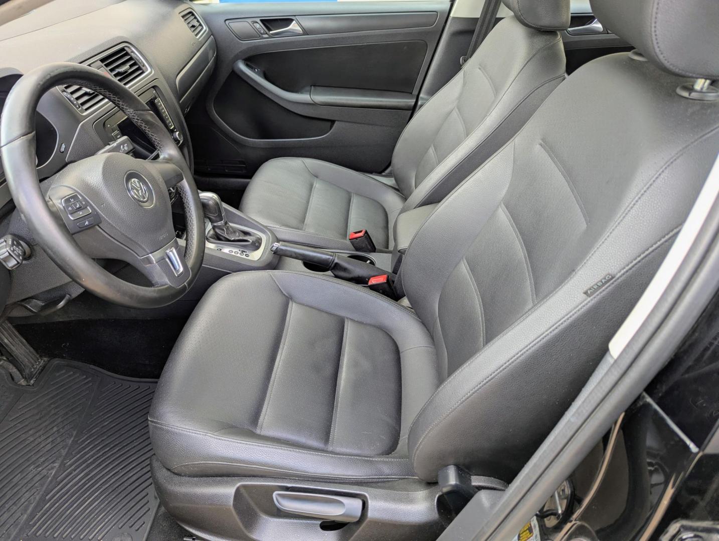 2011 Black /Black Volkswagen Jetta SE (3VWDX7AJ1BM) with an 2.5L L5 DOHC 20V engine, Automatic transmission, located at 603 Amelia Street, Plymouth, MI, 48170, (734) 459-5520, 42.378841, -83.464546 - Vehicles shown by appointment - Please call ahead - 734-459-5520, text 734-658-4573 or contact us via our web site at: http://www.selectmotors.com for complete Inventory, Photos, Videos and FREE Carfax Reports. Clean, Reliable, & Ready to Drive: 2011 VW Jetta SE 2.5 Looking for a car that bala - Photo#4