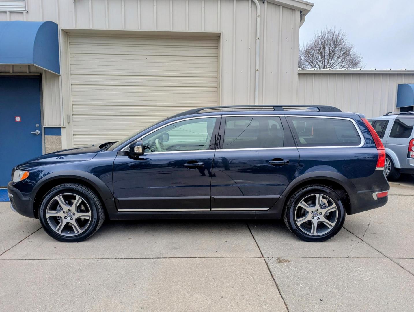 2015 Caspian Blue Metallic /Beige Volvo XC70 3.0 Platinum 4WD (YV4902ND4F1) with an 3.0L L6 DOHC 24V TURBO engine, 6-Speed Automatic transmission, located at 603 Amelia Street, Plymouth, MI, 48170, (734) 459-5520, 42.378841, -83.464546 - Vehicles shown by appointment - Please call ahead - 734-459-5520, text 734-658-4573 or contact us via our web site at: http://www.selectmotors.com for complete Inventory, Photos, Videos and FREE Carfax Reports. 2015 Volvo XC70 T6 Platinum – The Ultimate All-Weather Wagon Looking for the perfec - Photo#1