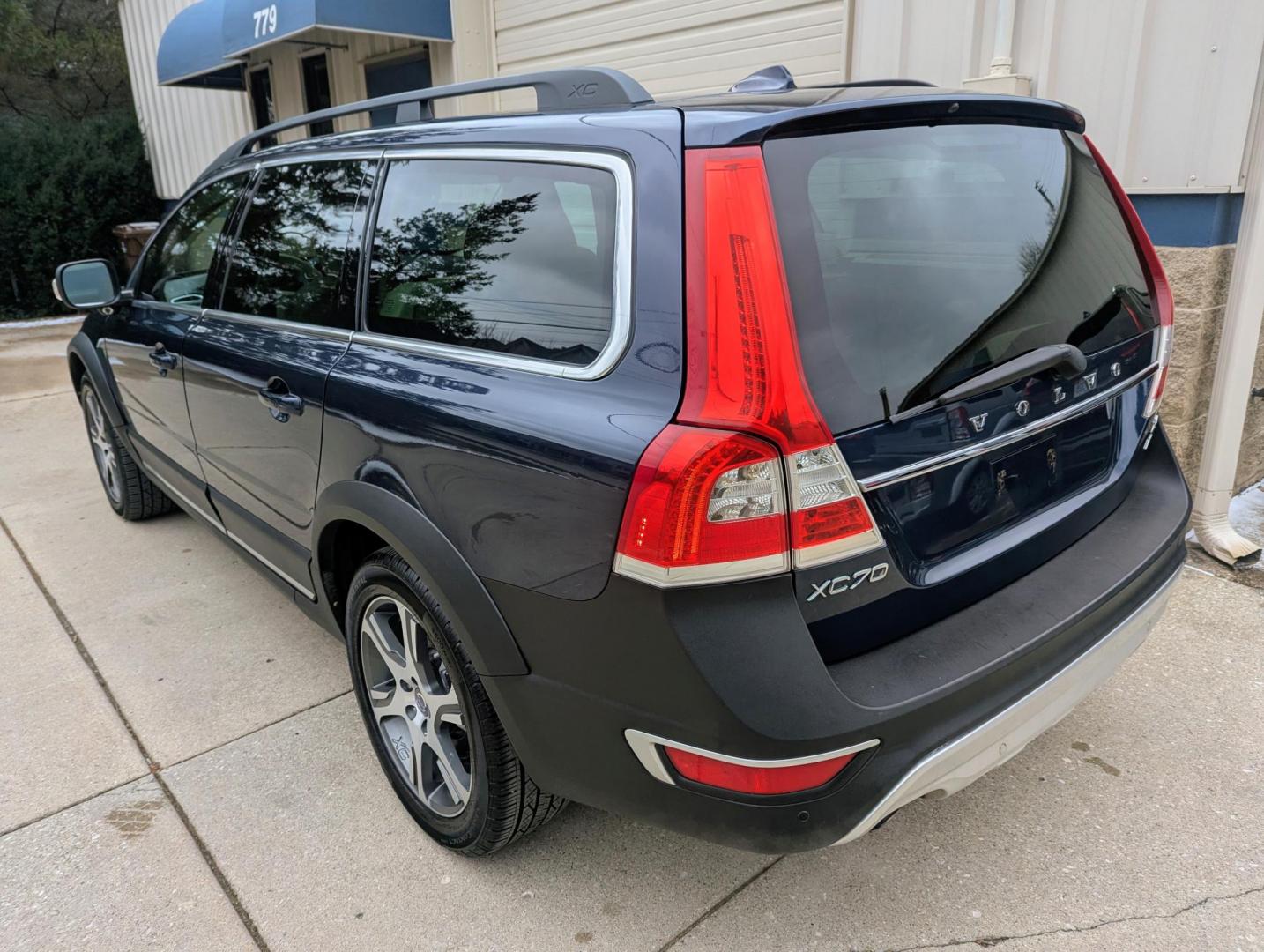2015 Caspian Blue Metallic /Beige Volvo XC70 3.0 Platinum 4WD (YV4902ND4F1) with an 3.0L L6 DOHC 24V TURBO engine, 6-Speed Automatic transmission, located at 603 Amelia Street, Plymouth, MI, 48170, (734) 459-5520, 42.378841, -83.464546 - Vehicles shown by appointment - Please call ahead - 734-459-5520, text 734-658-4573 or contact us via our web site at: http://www.selectmotors.com for complete Inventory, Photos, Videos and FREE Carfax Reports. 2015 Volvo XC70 T6 Platinum – The Ultimate All-Weather Wagon Looking for the perfec - Photo#2