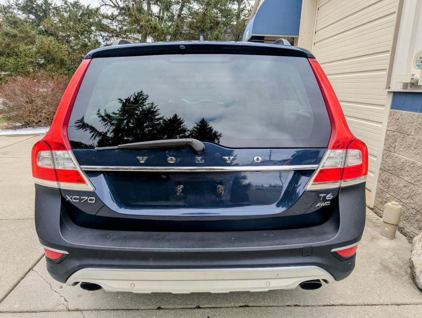 2015 Caspian Blue Metallic /Beige Volvo XC70 3.0 Platinum 4WD (YV4902ND4F1) with an 3.0L L6 DOHC 24V TURBO engine, 6-Speed Automatic transmission, located at 603 Amelia Street, Plymouth, MI, 48170, (734) 459-5520, 42.378841, -83.464546 - Vehicles shown by appointment - Please call ahead - 734-459-5520, text 734-658-4573 or contact us via our web site at: http://www.selectmotors.com for complete Inventory, Photos, Videos and FREE Carfax Reports. 2015 Volvo XC70 T6 Platinum – The Ultimate All-Weather Wagon Looking for the perfec - Photo#3