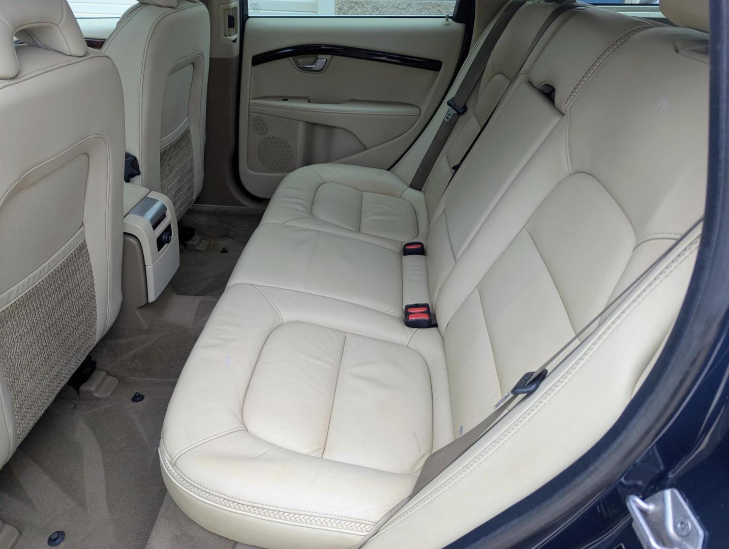 2015 Caspian Blue Metallic /Beige Volvo XC70 3.0 Platinum 4WD (YV4902ND4F1) with an 3.0L L6 DOHC 24V TURBO engine, 6-Speed Automatic transmission, located at 603 Amelia Street, Plymouth, MI, 48170, (734) 459-5520, 42.378841, -83.464546 - Vehicles shown by appointment - Please call ahead - 734-459-5520, text 734-658-4573 or contact us via our web site at: http://www.selectmotors.com for complete Inventory, Photos, Videos and FREE Carfax Reports. 2015 Volvo XC70 T6 Platinum – The Ultimate All-Weather Wagon Looking for the perfec - Photo#6