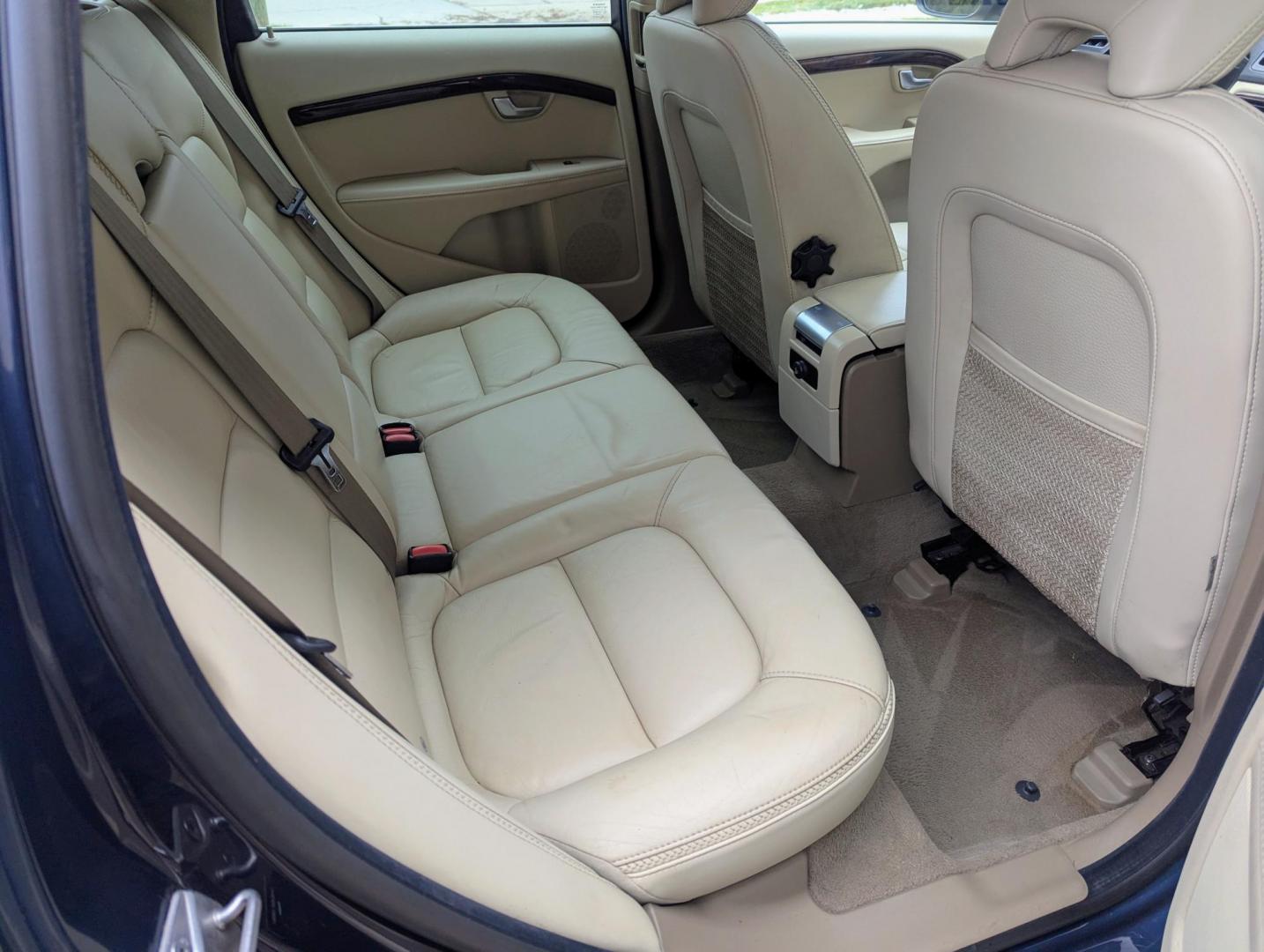 2015 Caspian Blue Metallic /Beige Volvo XC70 3.0 Platinum 4WD (YV4902ND4F1) with an 3.0L L6 DOHC 24V TURBO engine, 6-Speed Automatic transmission, located at 603 Amelia Street, Plymouth, MI, 48170, (734) 459-5520, 42.378841, -83.464546 - Vehicles shown by appointment - Please call ahead - 734-459-5520, text 734-658-4573 or contact us via our web site at: http://www.selectmotors.com for complete Inventory, Photos, Videos and FREE Carfax Reports. 2015 Volvo XC70 T6 Platinum – The Ultimate All-Weather Wagon Looking for the perfec - Photo#9