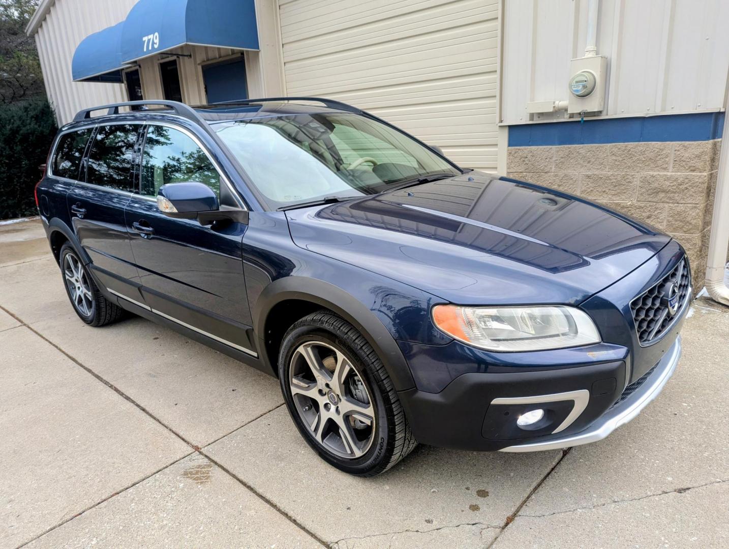 2015 Caspian Blue Metallic /Beige Volvo XC70 3.0 Platinum 4WD (YV4902ND4F1) with an 3.0L L6 DOHC 24V TURBO engine, 6-Speed Automatic transmission, located at 603 Amelia Street, Plymouth, MI, 48170, (734) 459-5520, 42.378841, -83.464546 - Vehicles shown by appointment - Please call ahead - 734-459-5520, text 734-658-4573 or contact us via our web site at: http://www.selectmotors.com for complete Inventory, Photos, Videos and FREE Carfax Reports. 2015 Volvo XC70 T6 Platinum – The Ultimate All-Weather Wagon Looking for the perfec - Photo#14