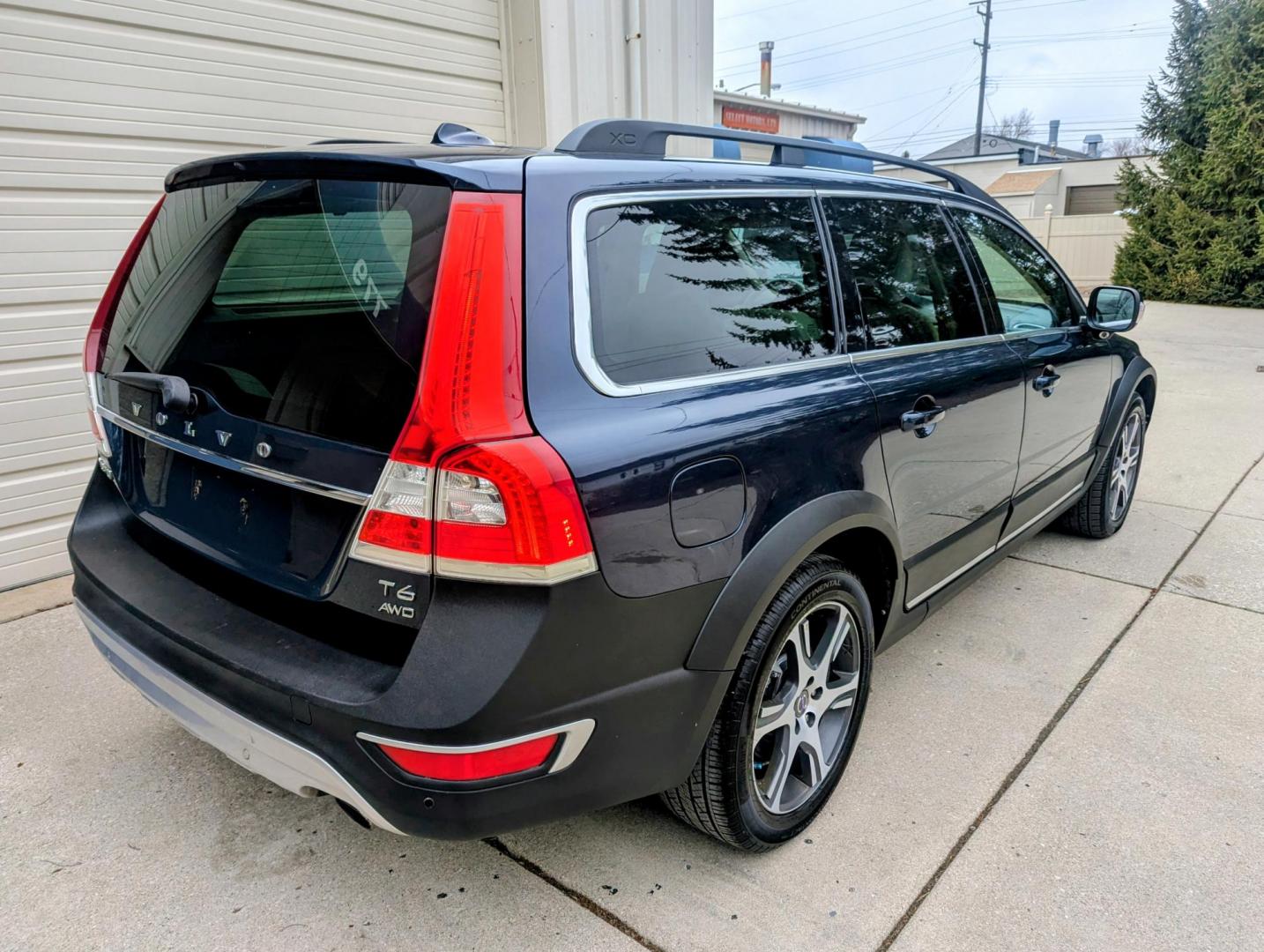 2015 Caspian Blue Metallic /Beige Volvo XC70 3.0 Platinum 4WD (YV4902ND4F1) with an 3.0L L6 DOHC 24V TURBO engine, 6-Speed Automatic transmission, located at 603 Amelia Street, Plymouth, MI, 48170, (734) 459-5520, 42.378841, -83.464546 - Vehicles shown by appointment - Please call ahead - 734-459-5520, text 734-658-4573 or contact us via our web site at: http://www.selectmotors.com for complete Inventory, Photos, Videos and FREE Carfax Reports. 2015 Volvo XC70 T6 Platinum – The Ultimate All-Weather Wagon Looking for the perfec - Photo#17
