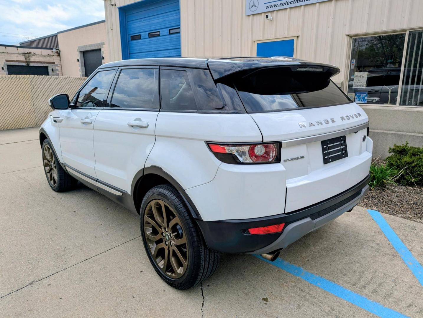 2015 White /Tan/Ivory/Espresso Land Rover Range Rover Evoque Prestige Premium 5-Door (SALVV2BG5FH) with an 2.0L L4 DOHC 24V TURBO engine, 9-Speed Automatic transmission, located at 603 Amelia Street, Plymouth, MI, 48170, (734) 459-5520, 42.378841, -83.464546 - Photo#3