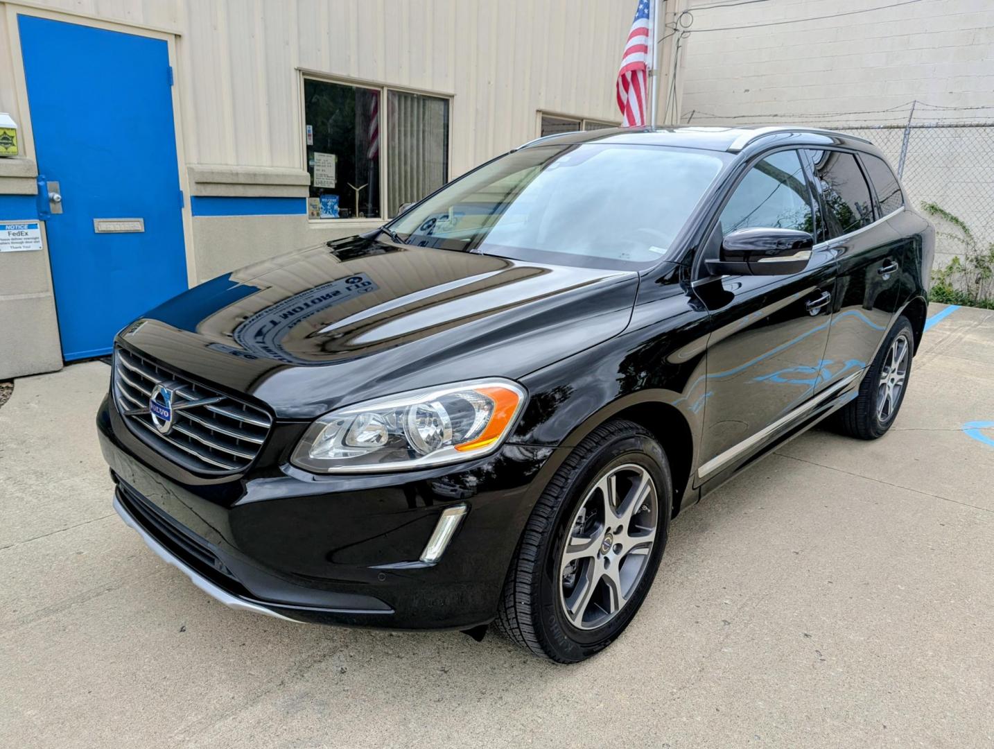 2015 Black /Black Leather Volvo XC60 T6 Premier AWD (YV4902RK6F2) with an 3.0L L6 DOHC 24V TURBO engine, 6-Speed Automatic transmission, located at 603 Amelia Street, Plymouth, MI, 48170, (734) 459-5520, 42.378841, -83.464546 - Vehicles shown by appointment - Please call ahead - 734-459-5520, text 734-658-4573 or contact us via our web site at: http://www.selectmotors.com for complete Inventory, Photos, Videos and FREE Carfax Reports. 2015.5 Volvo XC60 T6 AWD – Luxury, Power & Safety Price: $11,995 (Warranty Included - Photo#0