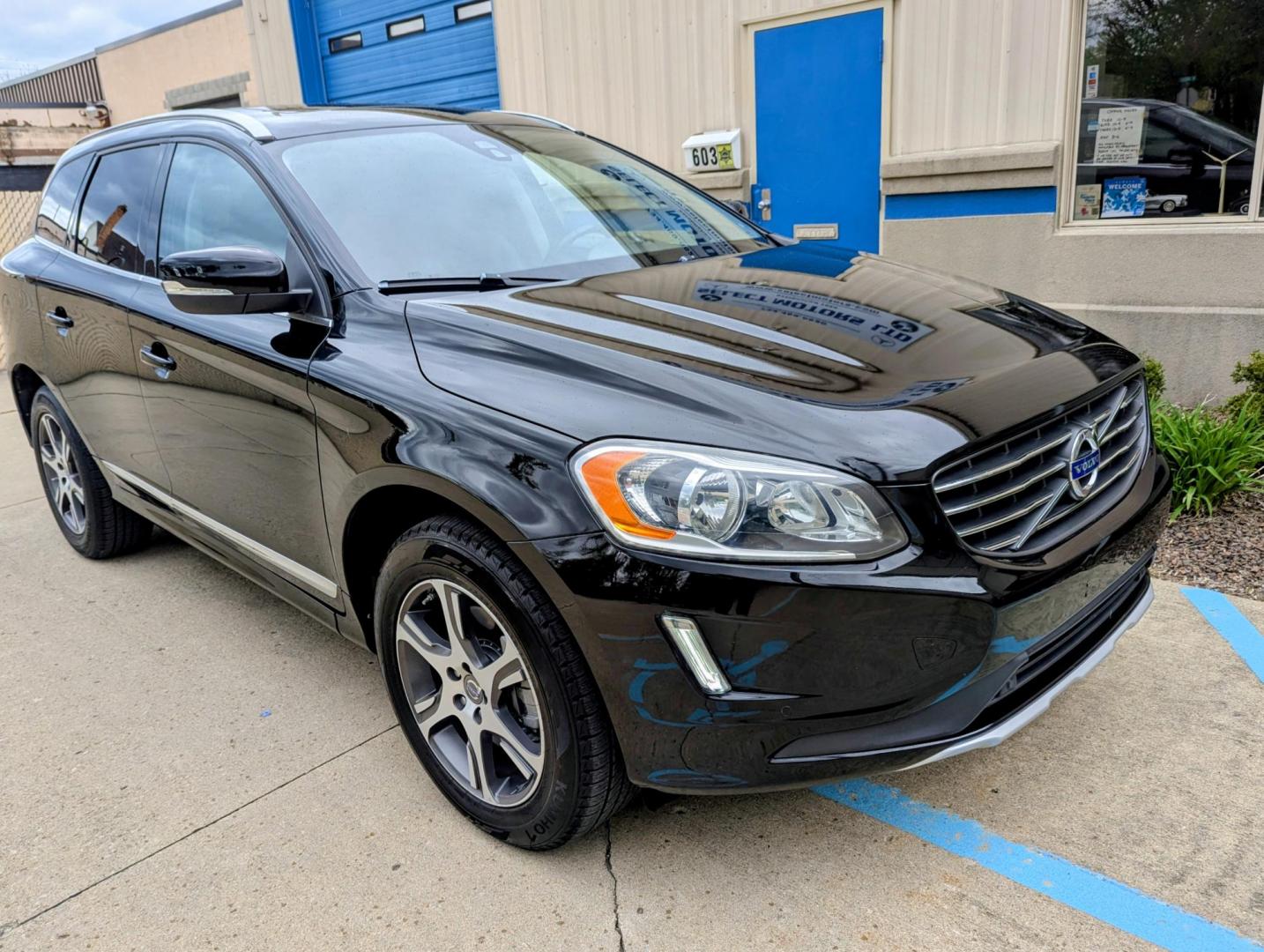 2015 Black /Black Leather Volvo XC60 T6 Premier AWD (YV4902RK6F2) with an 3.0L L6 DOHC 24V TURBO engine, 6-Speed Automatic transmission, located at 603 Amelia Street, Plymouth, MI, 48170, (734) 459-5520, 42.378841, -83.464546 - Vehicles shown by appointment - Please call ahead - 734-459-5520, text 734-658-4573 or contact us via our web site at: http://www.selectmotors.com for complete Inventory, Photos, Videos and FREE Carfax Reports. 2015.5 Volvo XC60 T6 AWD – Luxury, Power & Safety Price: $11,995 (Warranty Included - Photo#11