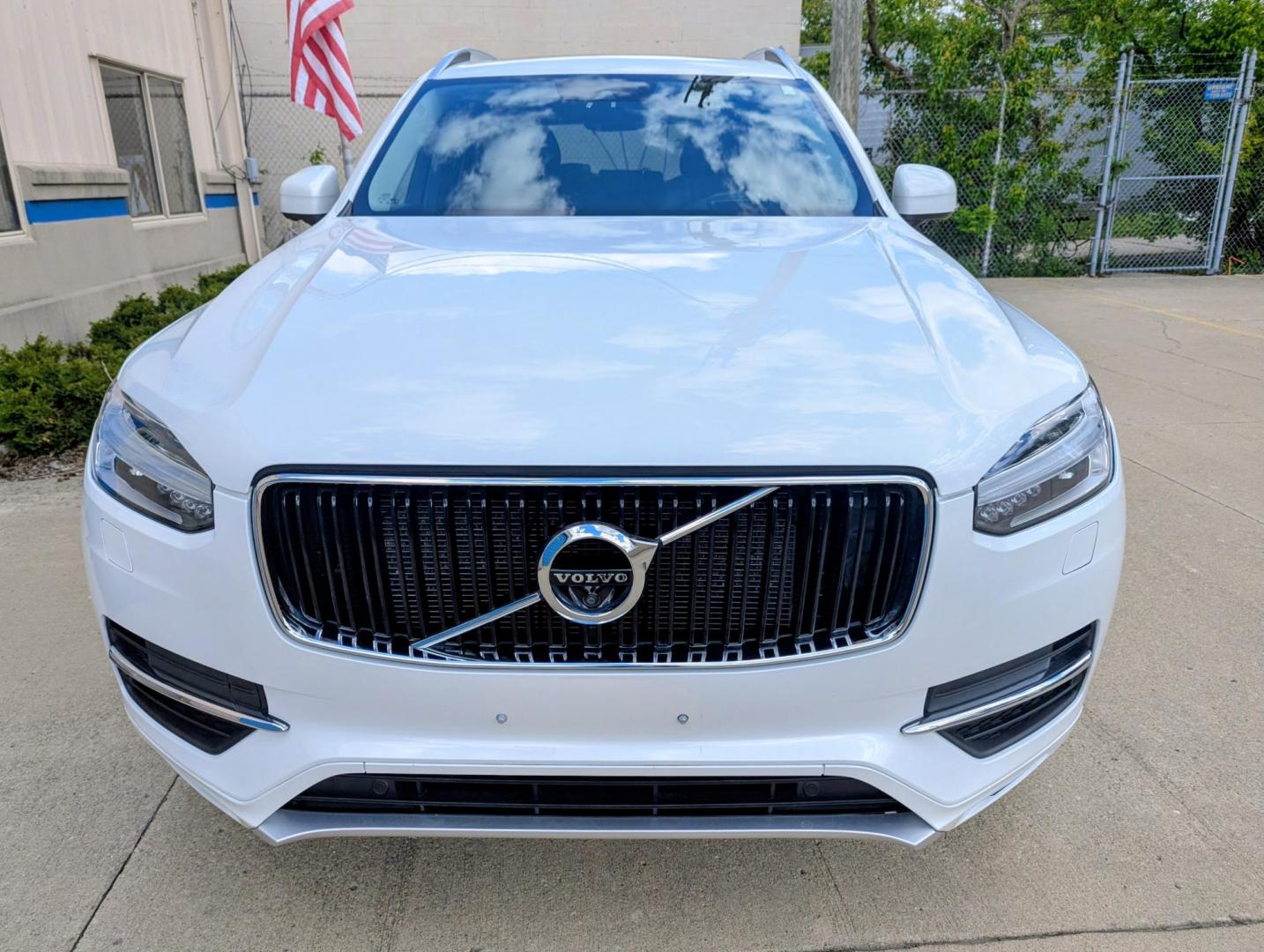 2019 White /Black Leather Volvo XC90 T5 Momentum (YV4102PK8K1) with an 2.0L L4 DOHC 16V engine, 8A transmission, located at 603 Amelia Street, Plymouth, MI, 48170, (734) 459-5520, 42.378841, -83.464546 - Vehicles shown by appointment - Please call ahead - 734-459-5520, text 734-658-4573 or contact us via our web site at: http://www.selectmotors.com for complete Inventory, Photos, Videos and FREE Carfax Reports. 2019 Volvo XC90 T5 Momentum – One Owner, Impeccable Condition Price: $17,995 Milea - Photo#1