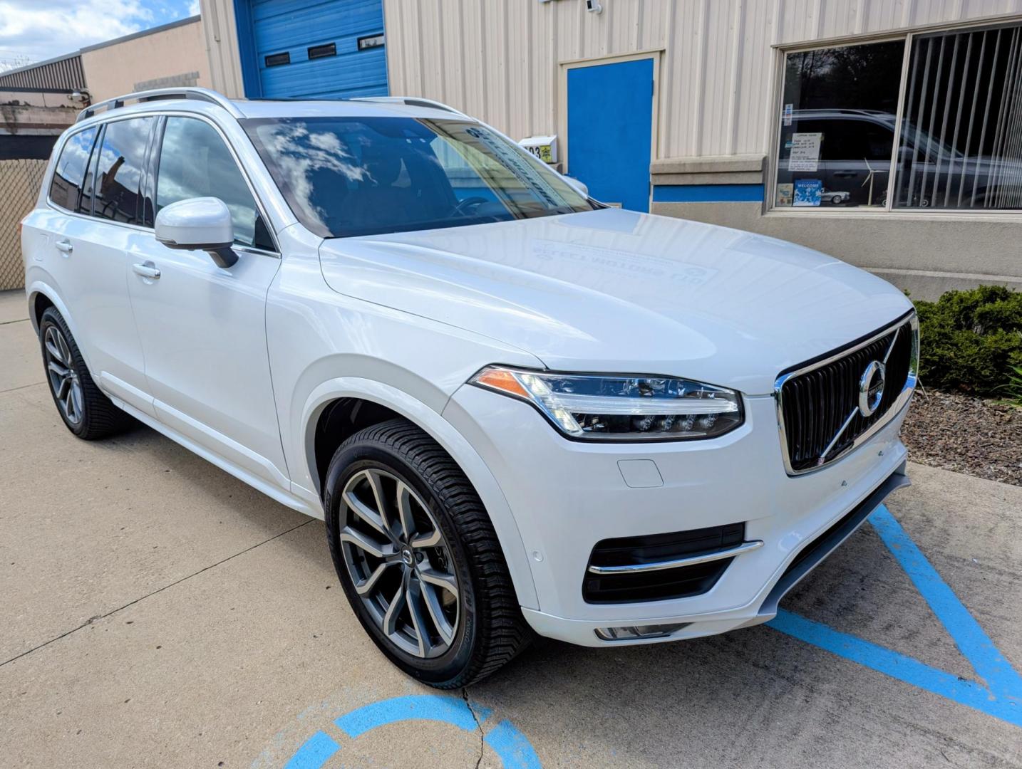 2019 White /Black Leather Volvo XC90 T5 Momentum (YV4102PK8K1) with an 2.0L L4 DOHC 16V engine, 8A transmission, located at 603 Amelia Street, Plymouth, MI, 48170, (734) 459-5520, 42.378841, -83.464546 - Vehicles shown by appointment - Please call ahead - 734-459-5520, text 734-658-4573 or contact us via our web site at: http://www.selectmotors.com for complete Inventory, Photos, Videos and FREE Carfax Reports. 2019 Volvo XC90 T5 Momentum – One Owner, Impeccable Condition Price: $17,995 Milea - Photo#7