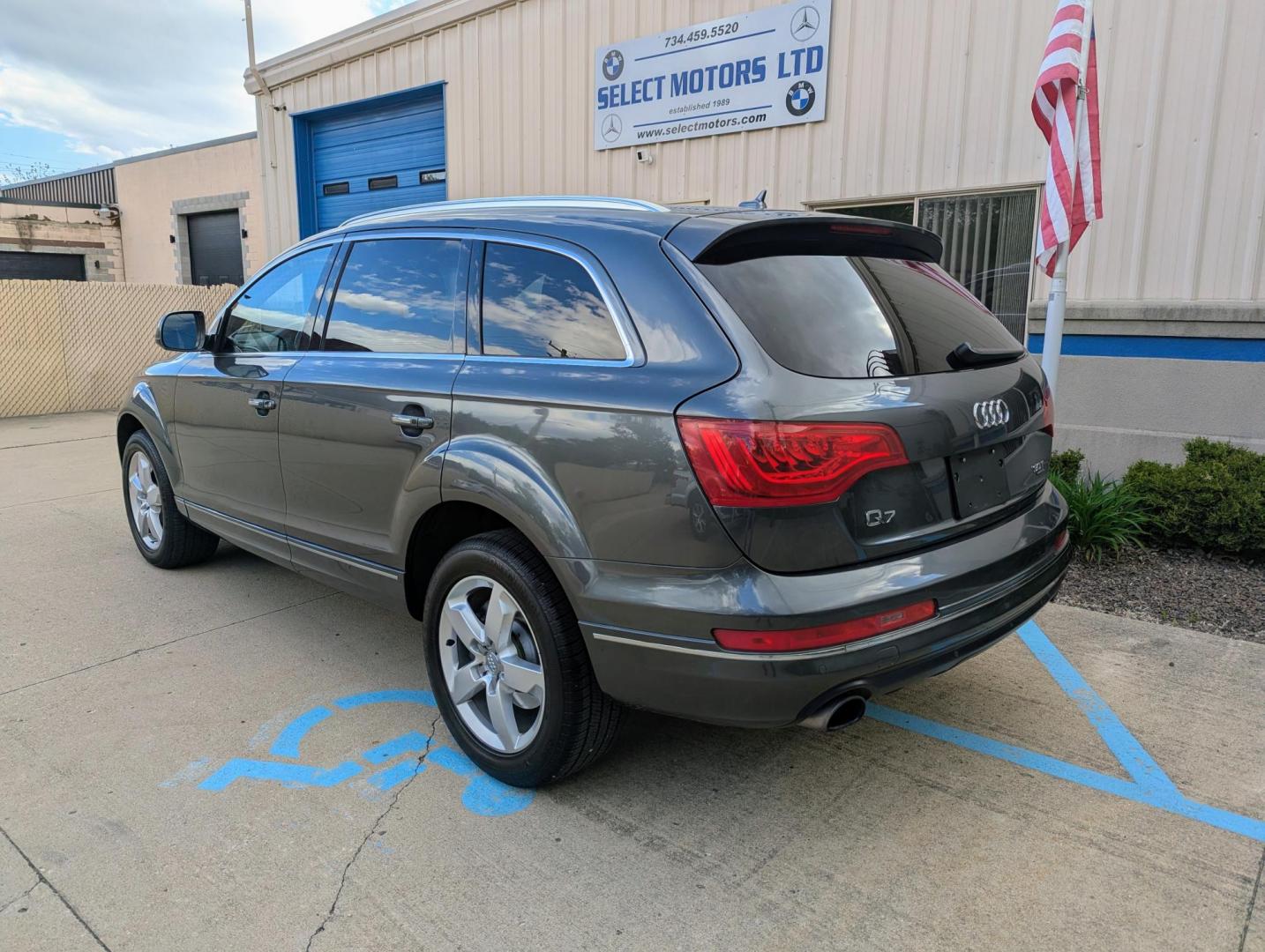 2015 Gray Pearl /Black Leather Audi Q7 3.0T Premium Plus quattro (WA1LGAFE2FD) with an 3.0L V6 DOHC 24V TURBO engine, 8-Speed Automatic transmission, located at 603 Amelia Street, Plymouth, MI, 48170, (734) 459-5520, 42.378841, -83.464546 - Vehicles shown by appointment - Please call ahead - 734-459-5520, text 734-658-4573 or contact us via our web site at: http://www.selectmotors.com for complete Inventory, Photos, Videos and FREE Carfax Reports. Original window sticker: https://monroneylabels.com/cars/16258003-2015-audi-q7 For - Photo#3