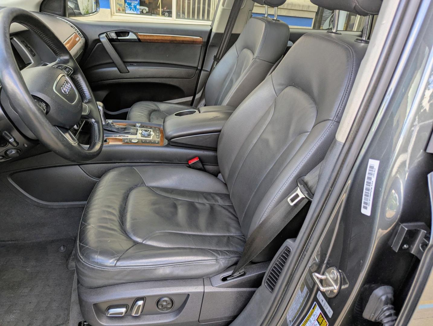 2015 Gray Pearl /Black Leather Audi Q7 3.0T Premium Plus quattro (WA1LGAFE2FD) with an 3.0L V6 DOHC 24V TURBO engine, 8-Speed Automatic transmission, located at 603 Amelia Street, Plymouth, MI, 48170, (734) 459-5520, 42.378841, -83.464546 - Vehicles shown by appointment - Please call ahead - 734-459-5520, text 734-658-4573 or contact us via our web site at: http://www.selectmotors.com for complete Inventory, Photos, Videos and FREE Carfax Reports. Original window sticker: https://monroneylabels.com/cars/16258003-2015-audi-q7 For - Photo#4