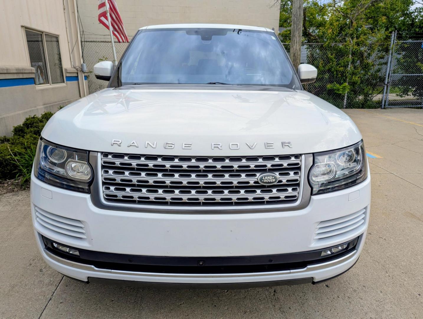 2016 White /Black Leather Land Rover Range Rover HSE (SALGS2VF1GA) with an 3.0L V6 DOHC 24V SUPERCHARGED engine, 8A transmission, located at 603 Amelia Street, Plymouth, MI, 48170, (734) 459-5520, 42.378841, -83.464546 - Vehicles shown by appointment - Please call ahead - 734-459-5520, text 734-658-4573 or contact us via our web site at: http://www.selectmotors.com for complete Inventory, Photos, Videos and FREE Carfax Reports. For Sale: 2016 Range Rover HSE – Luxury & Performance Experience the pinnacle of Brit - Photo#1
